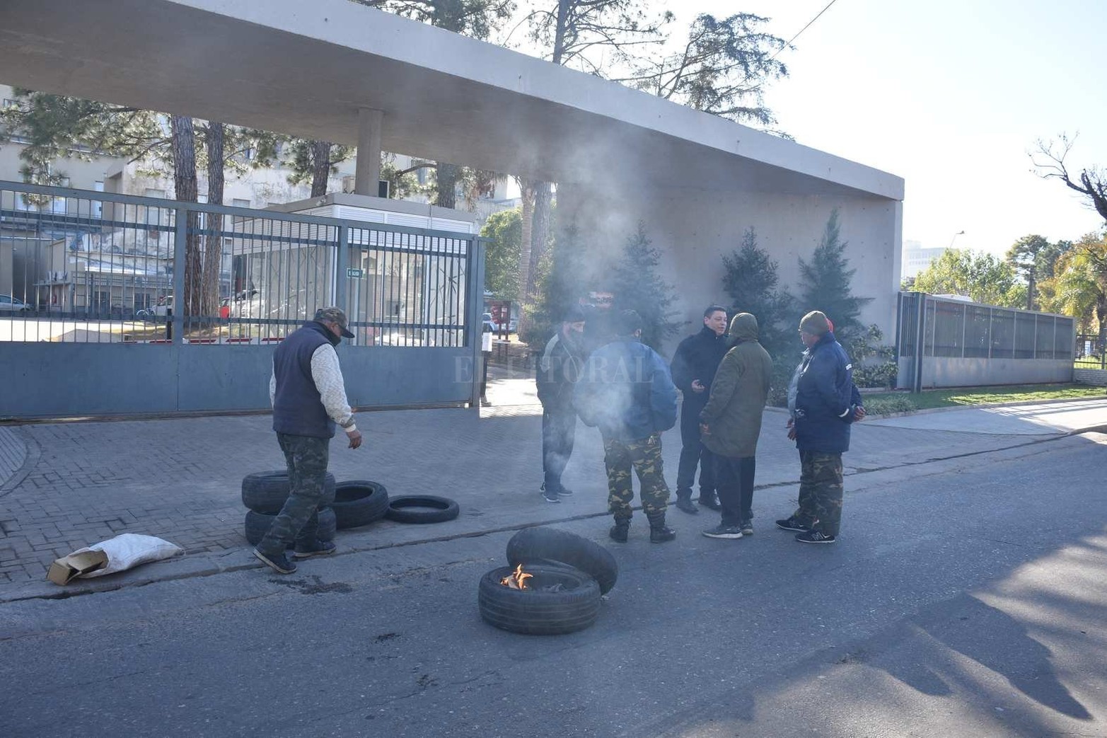 Sobre calle Amenabar, en el ingreso y egreso del estacionamiento de casa de Gobierno, una parte de la protesta se instaló en ese lugar.