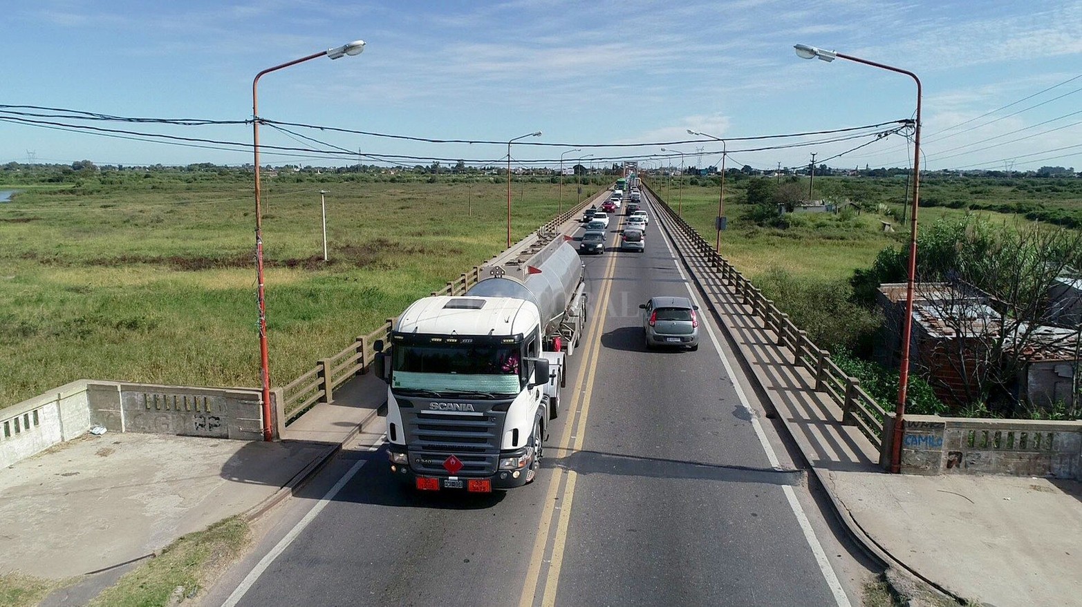 Por la medida de fuerza que realizan los transportistas de turismo en la autopista los camiones de carga deben desviar por la ciudad de Santo Tomé y se registran complicaciones para circular por el Puente Carretero.