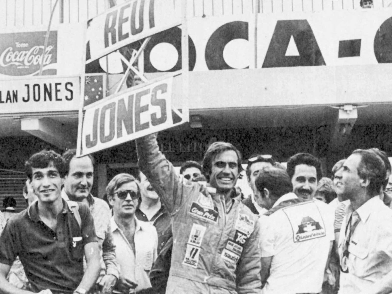 Y como fue...  Reutemann desobedeció la orden de favorecer a Alan Jones y ganó la carrera. La ausencia de Jones y de la totalidad de los mecánicos de Williams en los festejos del podio marcó el quiebre de la relación.