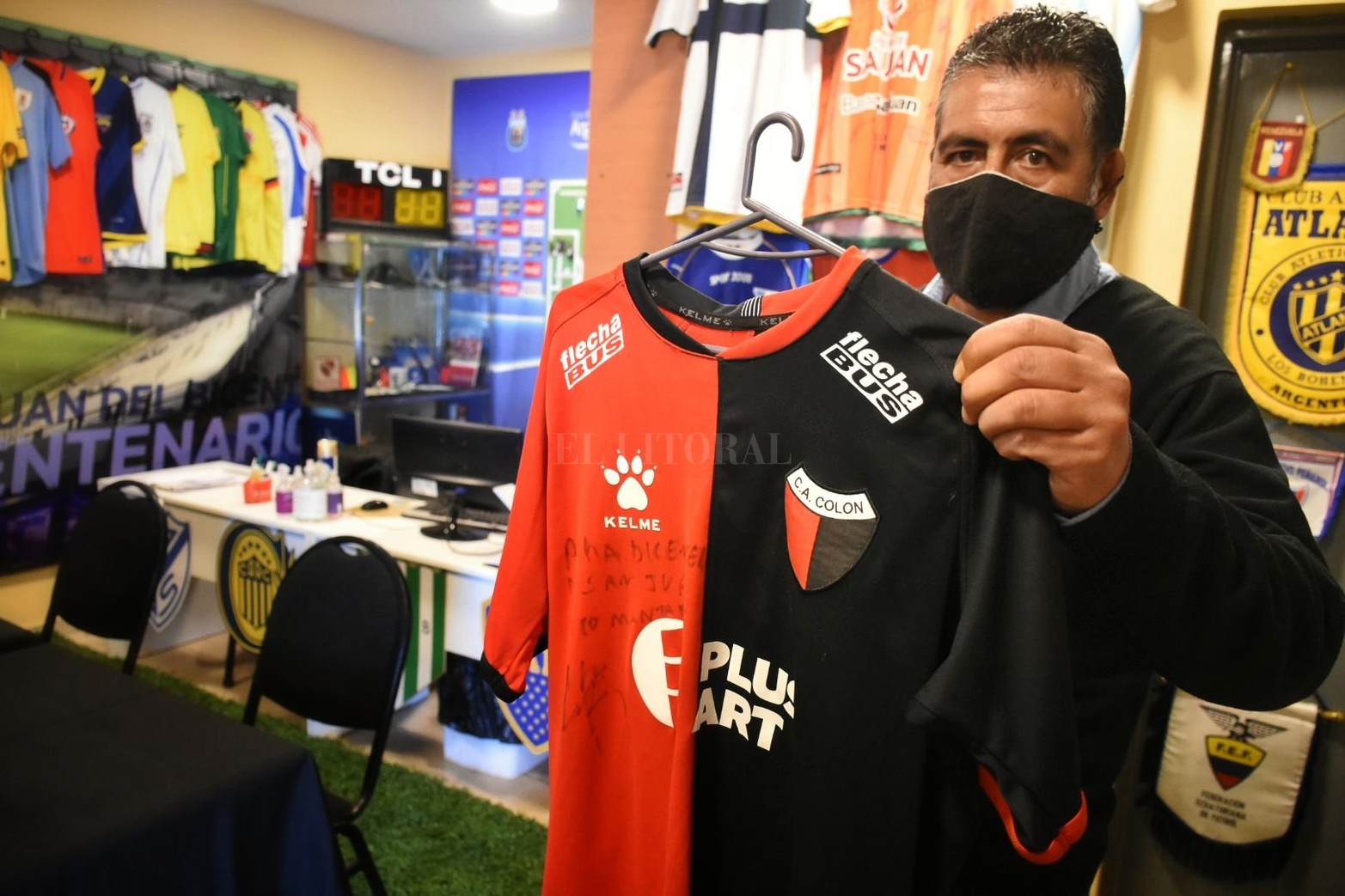 El Bicentenario cuenta con un museo de camisetas de los clubes que han disputado algún encuentro en este estadio. Hay colgada una de Colón en sus paredes. También una de Leo Messi.