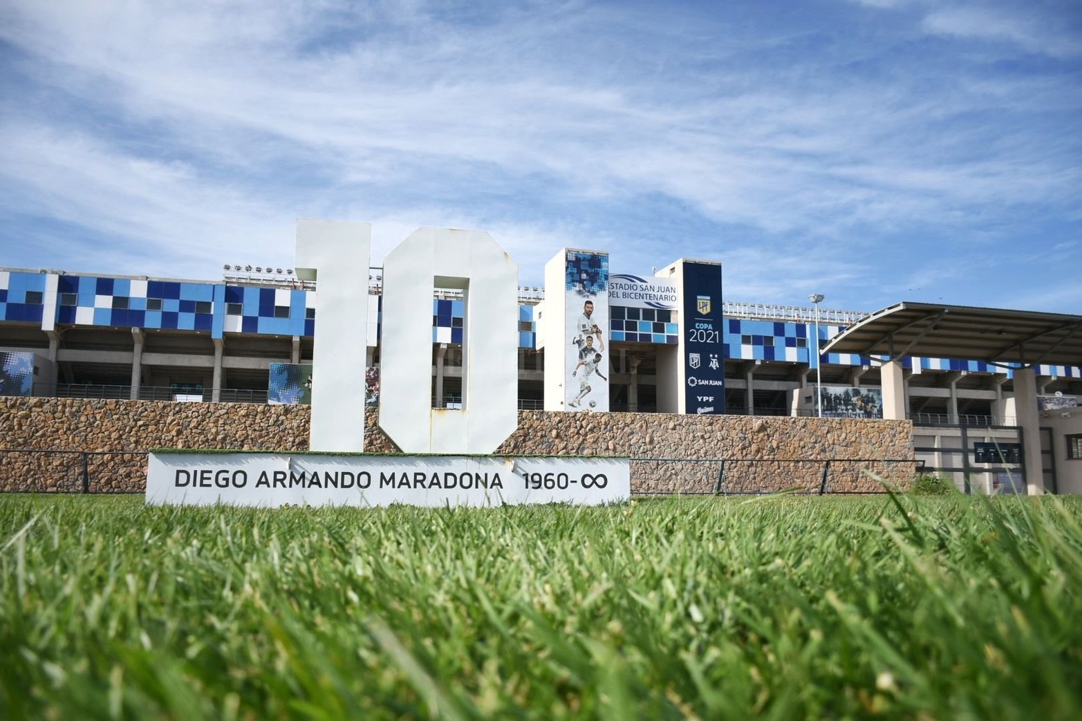 El San Juan del Bicentenario es un moderno estadio de fútbol que fue inaugurado en 2011. Cuenta con capacidad para más de 25000 espectadores.