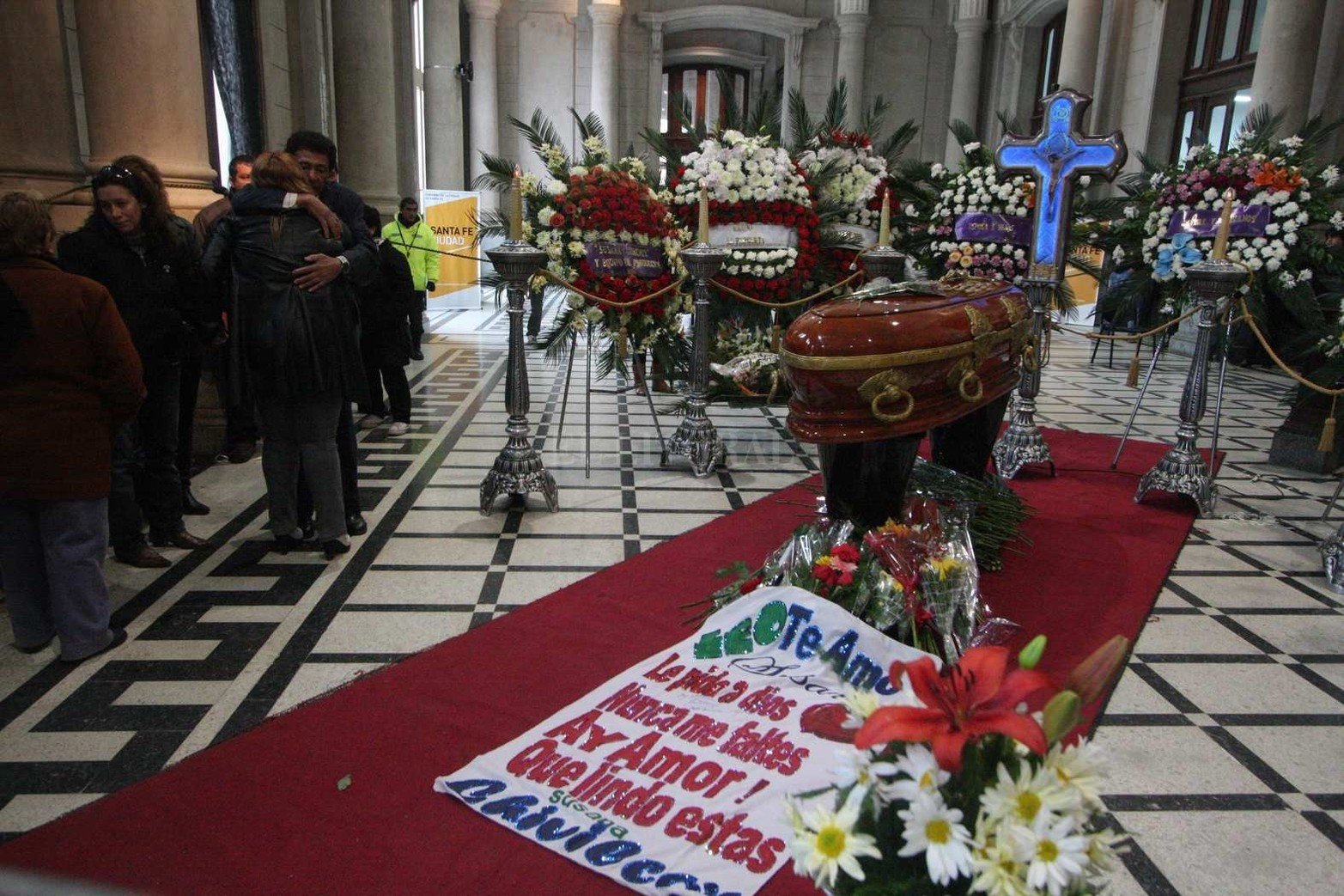 El velatorio de Leo Mattioli se realizó en el hall de la estación de trenes Belgrano ante una multitud que fue a despedirlo.