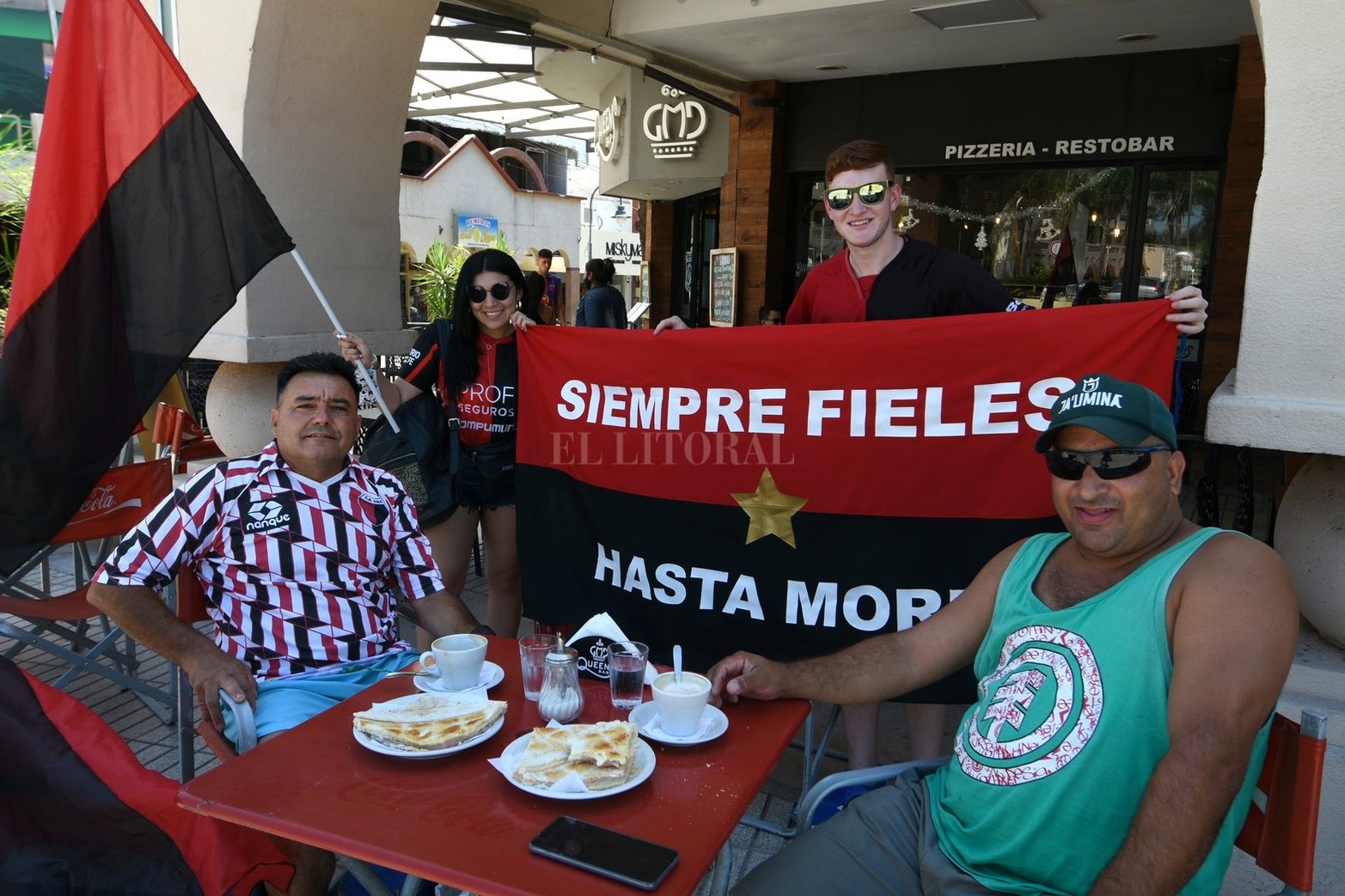 Los hinchas sabaleros ya están en Santiago del Estero acompañando al plantel de Colón que juega el sábado la final del Trofeo de Campeones ante River.