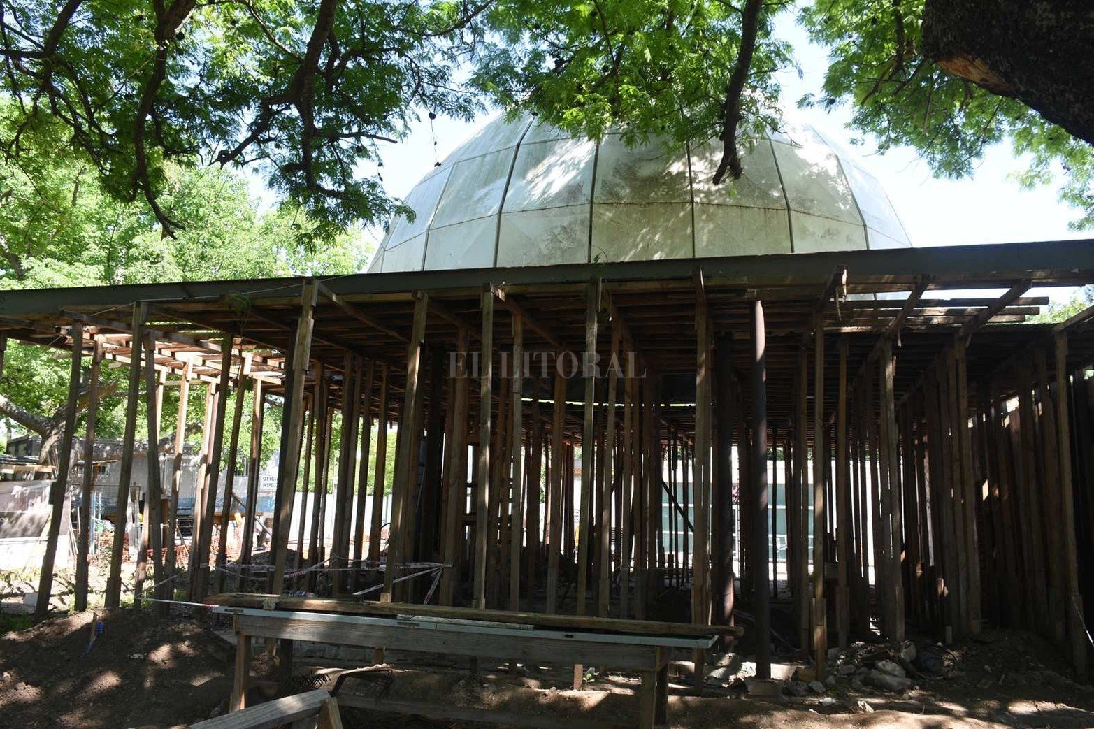 La construcción de un domo con proyector tipo ojo de pez, que permitirá la inmersión del espectador en una proyección 180° convertirá al Centro Observadores del Espacio (Code) en el primer planetario digital de la provincia y del centro norte del país.