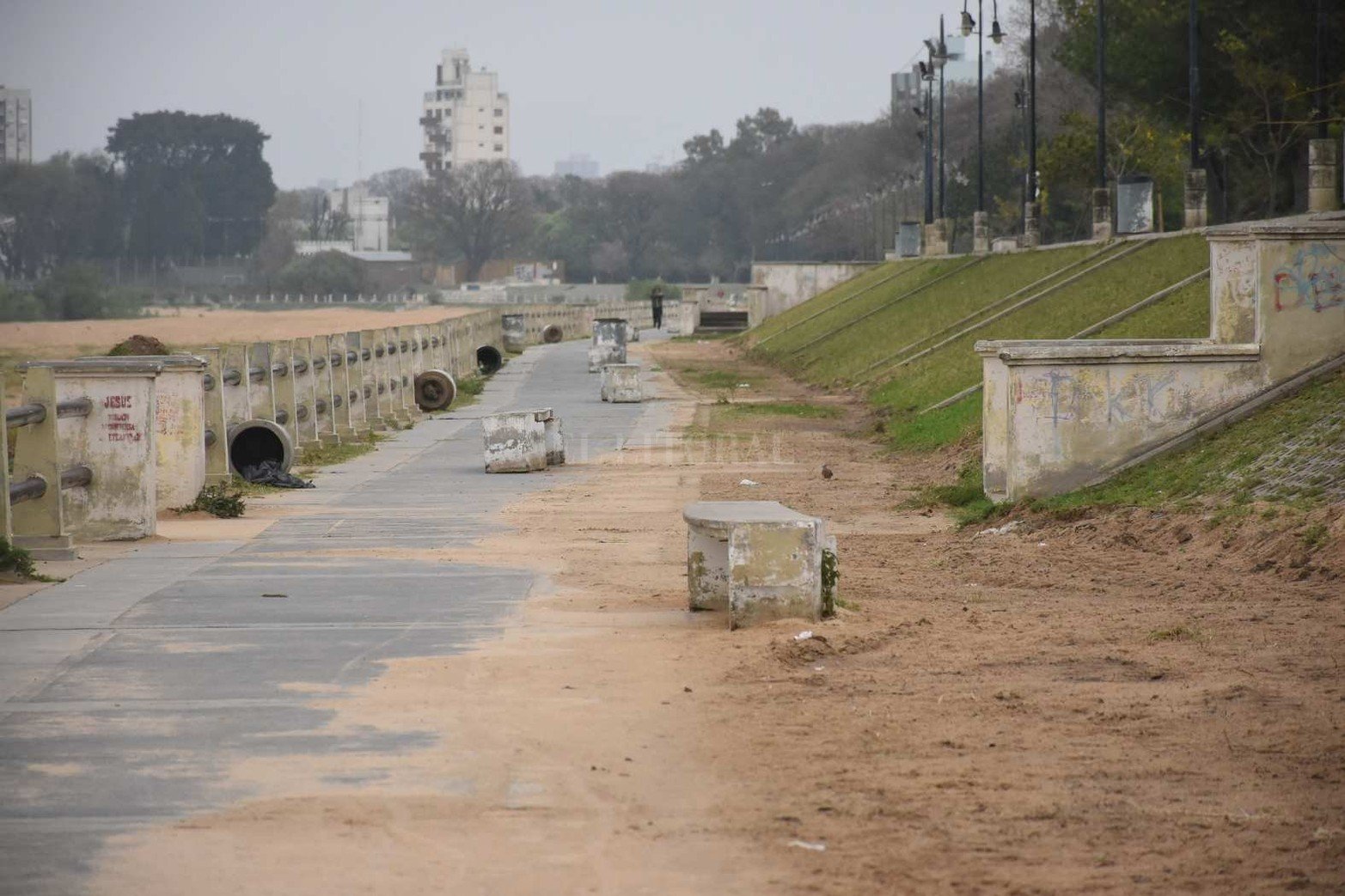 Costanera Oeste se puede observar que en el paseo bajo las máquinas retiraron la arena que se suele acumular por la fuerza del viento sur, que la arrastra hasta ese espacio peatonal. Para ello se debieron retirar los bancos