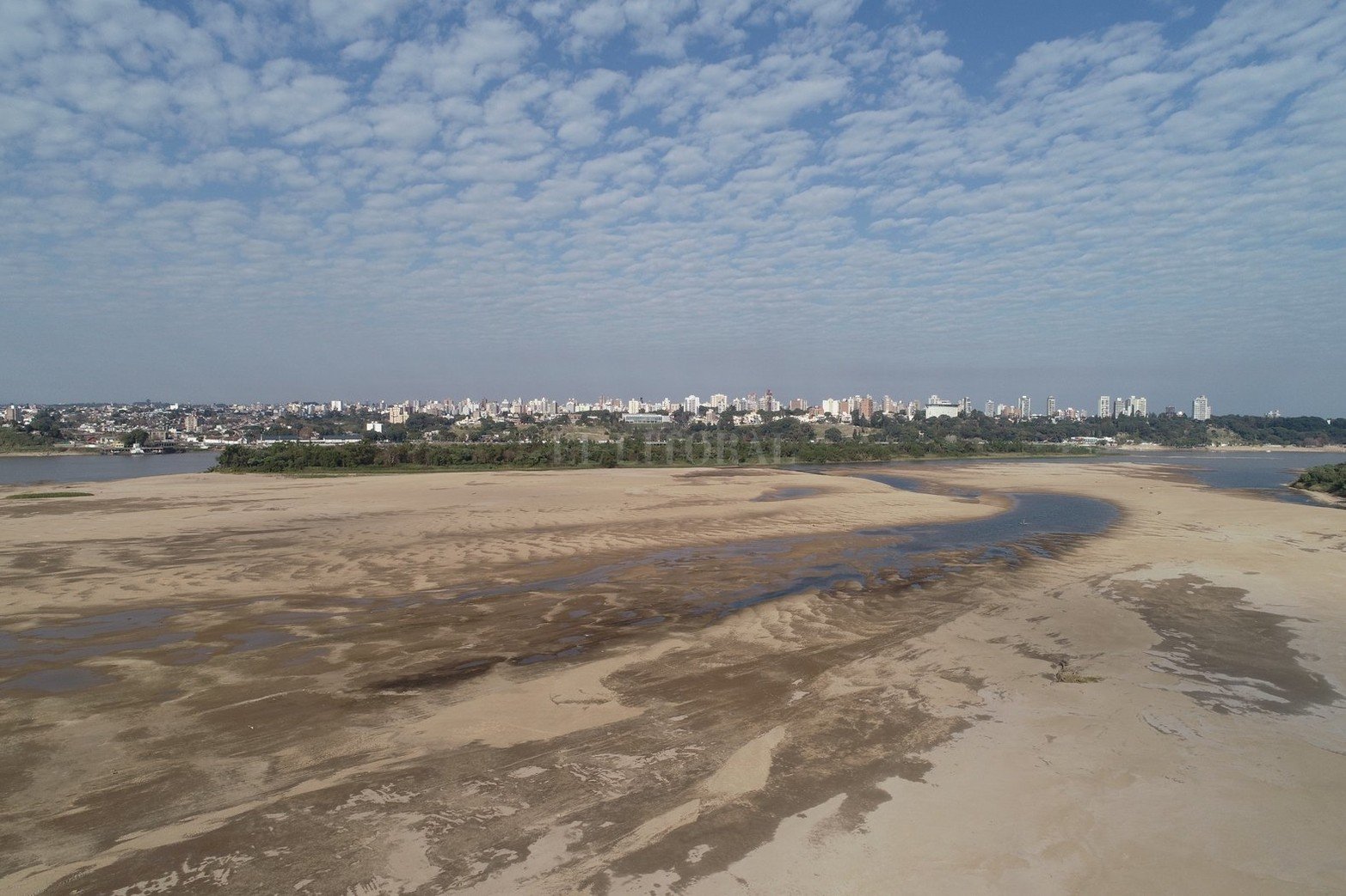 El poco caudal de agua que presenta el río por estas semanas dejó expuesto el sistema de protección de la conexión subfluvial entre Santa Fe y Entre Ríos. 