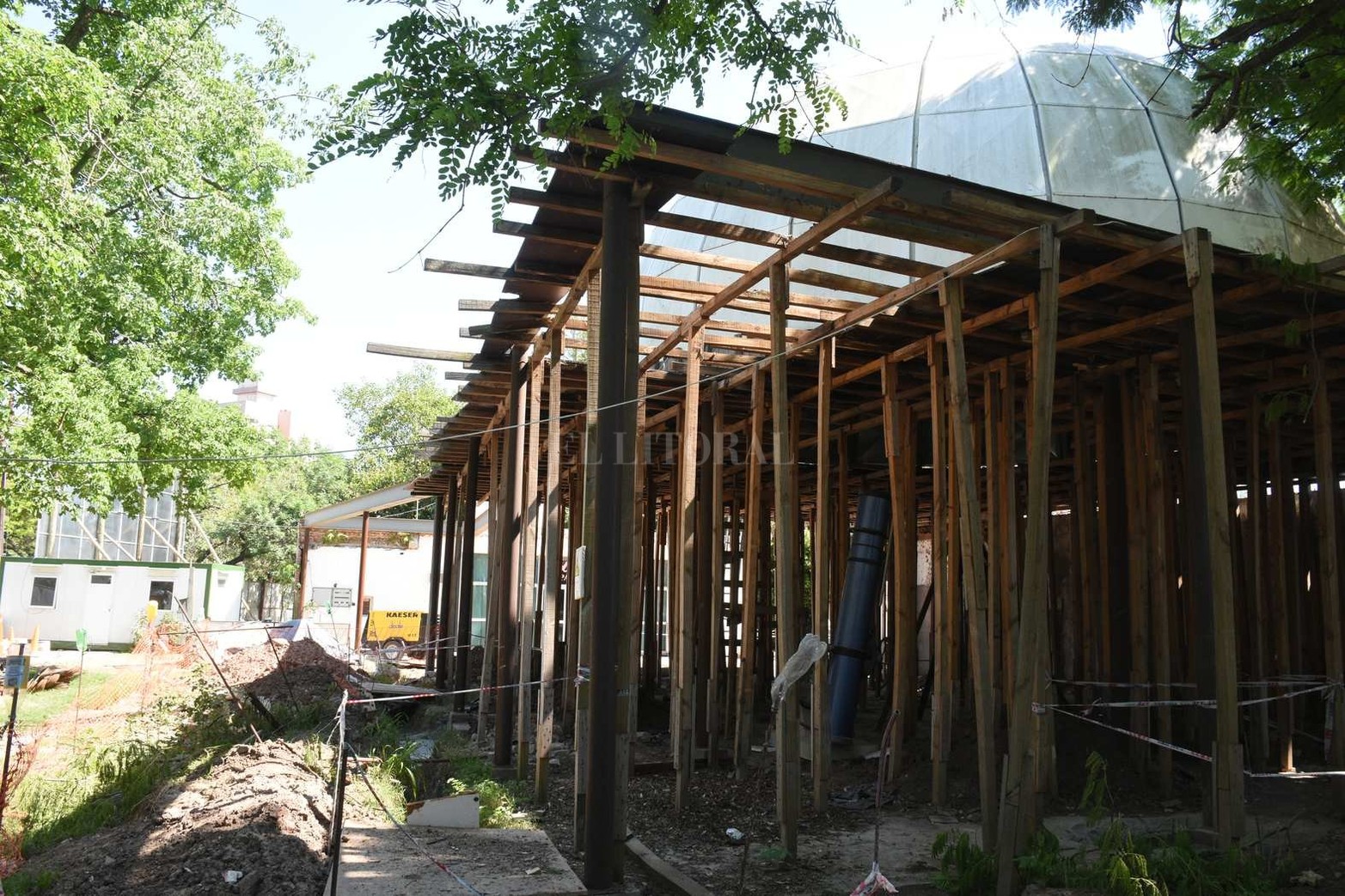 La construcción de un domo con proyector tipo ojo de pez, que permitirá la inmersión del espectador en una proyección 180° convertirá al Centro Observadores del Espacio (Code) en el primer planetario digital de la provincia y del centro norte del país.