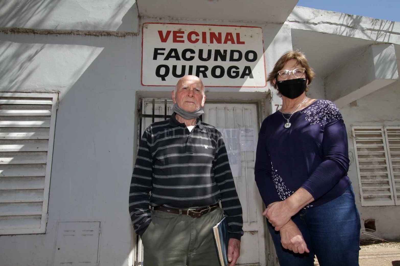 Raúl Guarda y Mirian Vigil frente a la vecinal que hoy permanece cerrada.