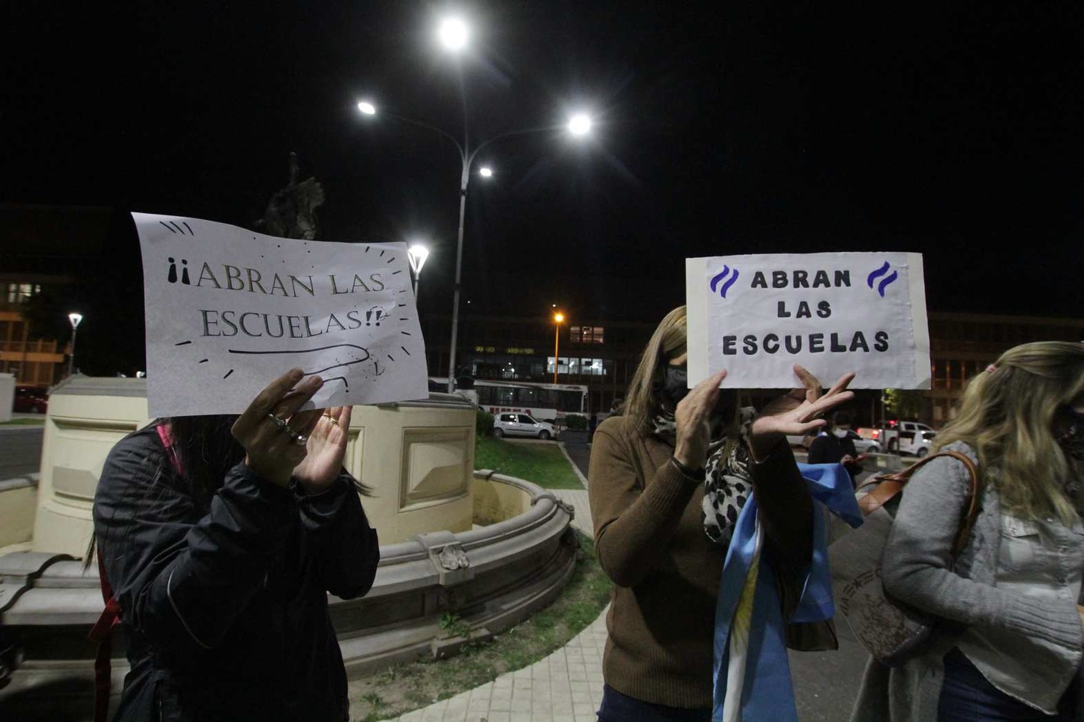 Grandes y chicos llevaron carteles pidiendo la vuelta a clases.