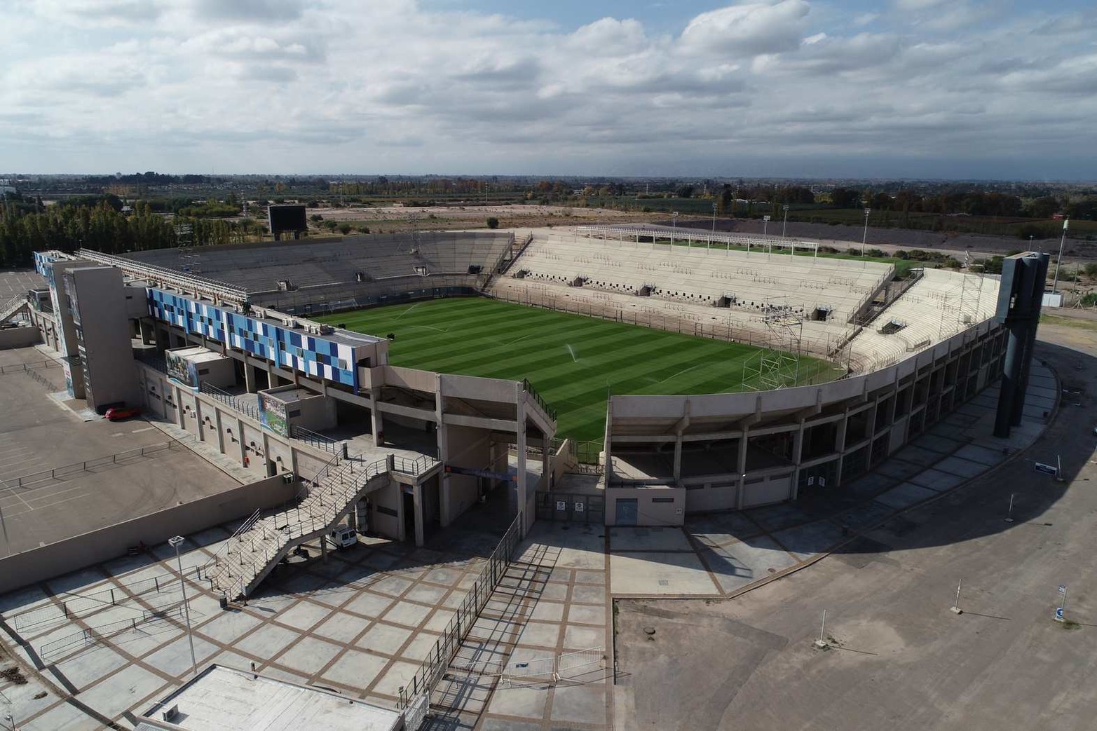 Aquí jugarán el próximo sábado Colón e Independiente la primera semifinal dela Copa de la Liga. El estadio fue inaugurado el 16 de marzo de 2011 y tiene una capacidad para 25.000 espectadores. Sus medidas son 105 x 68 metros. Sala de prensa para 100 personas, 114 lugares en cabina y 30 pantallas LED. 