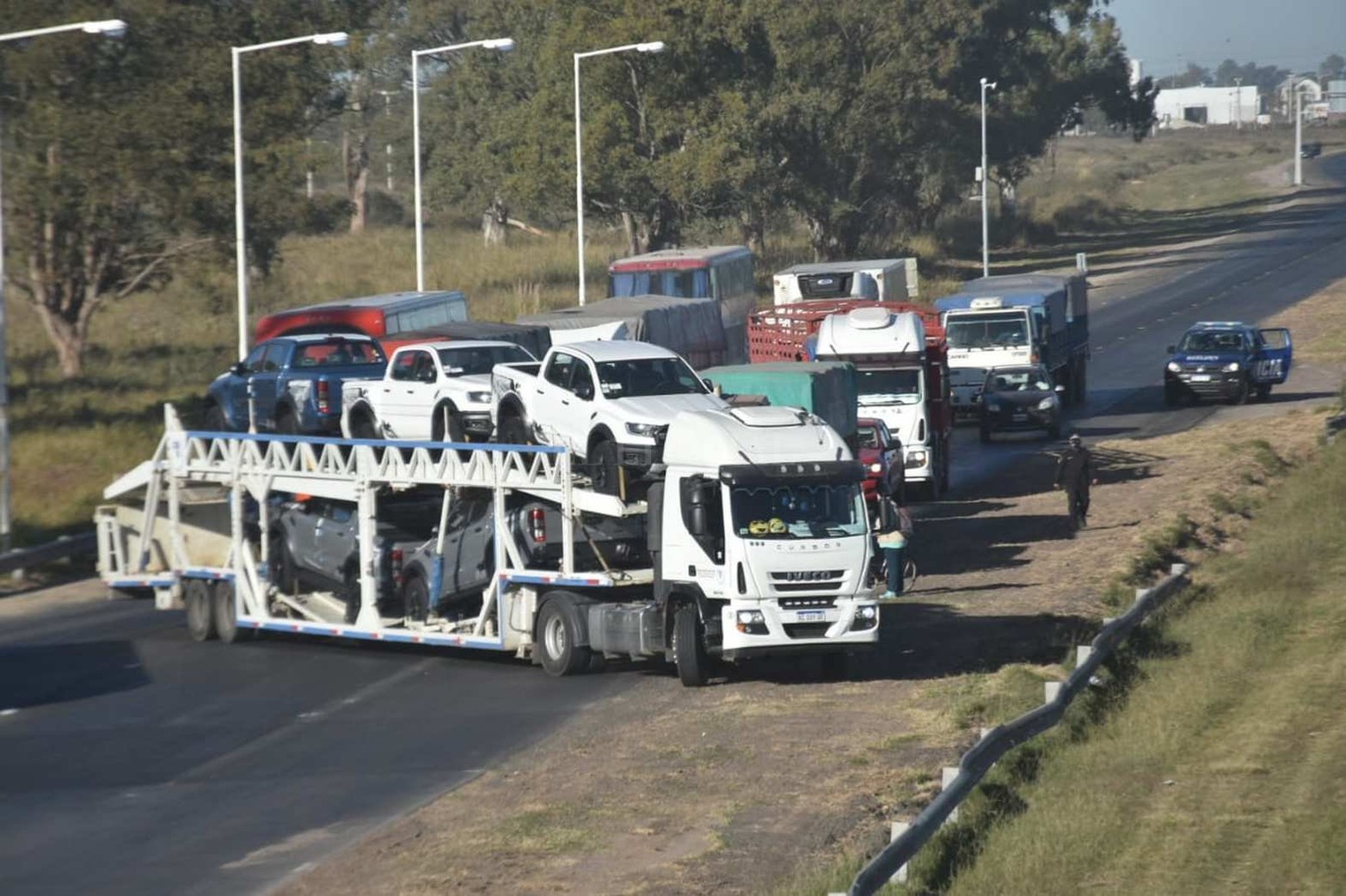 Varios camiones tuvieron que hacer maniobras complicadas para poder pasar.