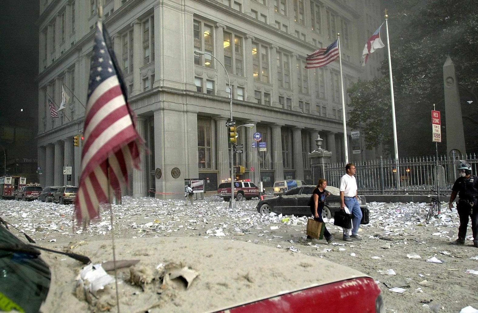 El martes 11 de septiembre de 2001, cuatro atentados terroristas suicidas en los Estados Unidos conmocionaron al mundo. Uno de los lugares fue el Centro del Comercio Mundial en Nueva York.  Causaron la muerte de 2.996 personas, incluidos los 19 terroristas, la desaparición de 24 víctimas y más de 25 mil heridos.