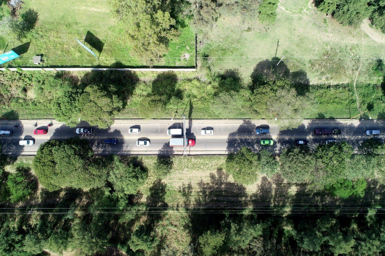 Por la medida de fuerza que realizan los transportistas de turismo en la autopista los camiones de carga deben desviar por la ciudad de Santo Tomé y se registran complicaciones para circular por el Puente Carretero.