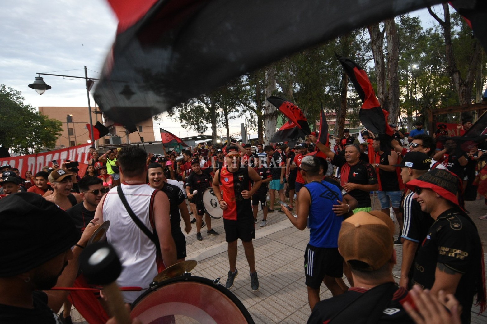 Los hinchas de Colón que se encuentran en Santiago del Estero se congregaron en la previa al duelo de este sábado ante River Plate por el Trofeo de Campeones. 