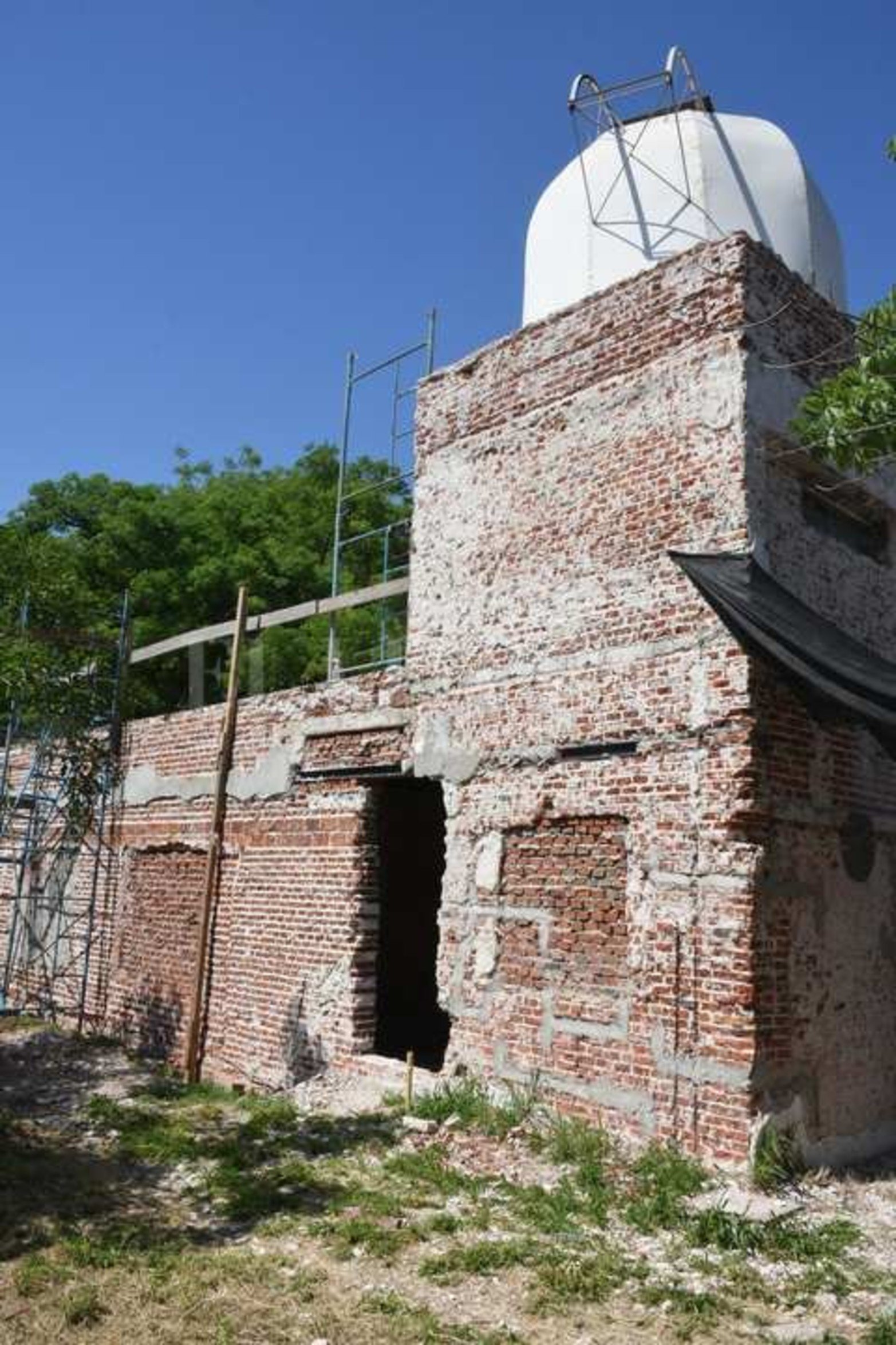 La construcción de un domo con proyector tipo ojo de pez, que permitirá la inmersión del espectador en una proyección 180° convertirá al Centro Observadores del Espacio (Code) en el primer planetario digital de la provincia y del centro norte del país.