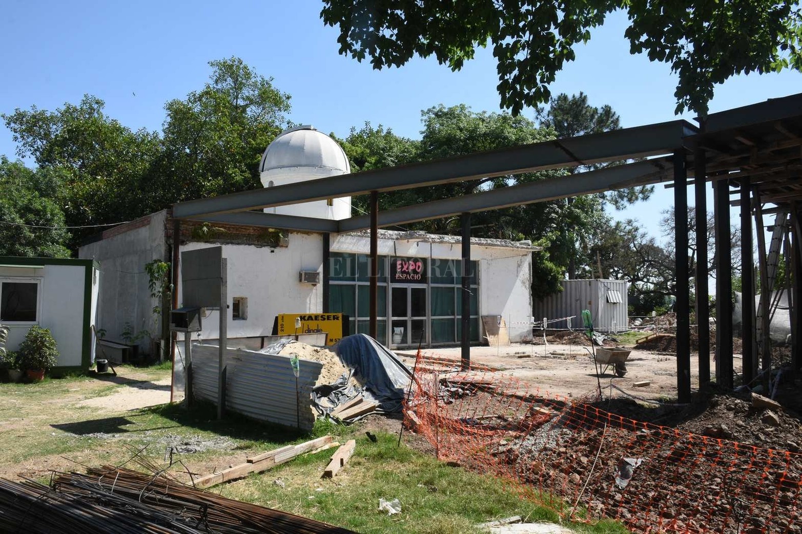 La construcción de un domo con proyector tipo ojo de pez, que permitirá la inmersión del espectador en una proyección 180° convertirá al Centro Observadores del Espacio (Code) en el primer planetario digital de la provincia y del centro norte del país.