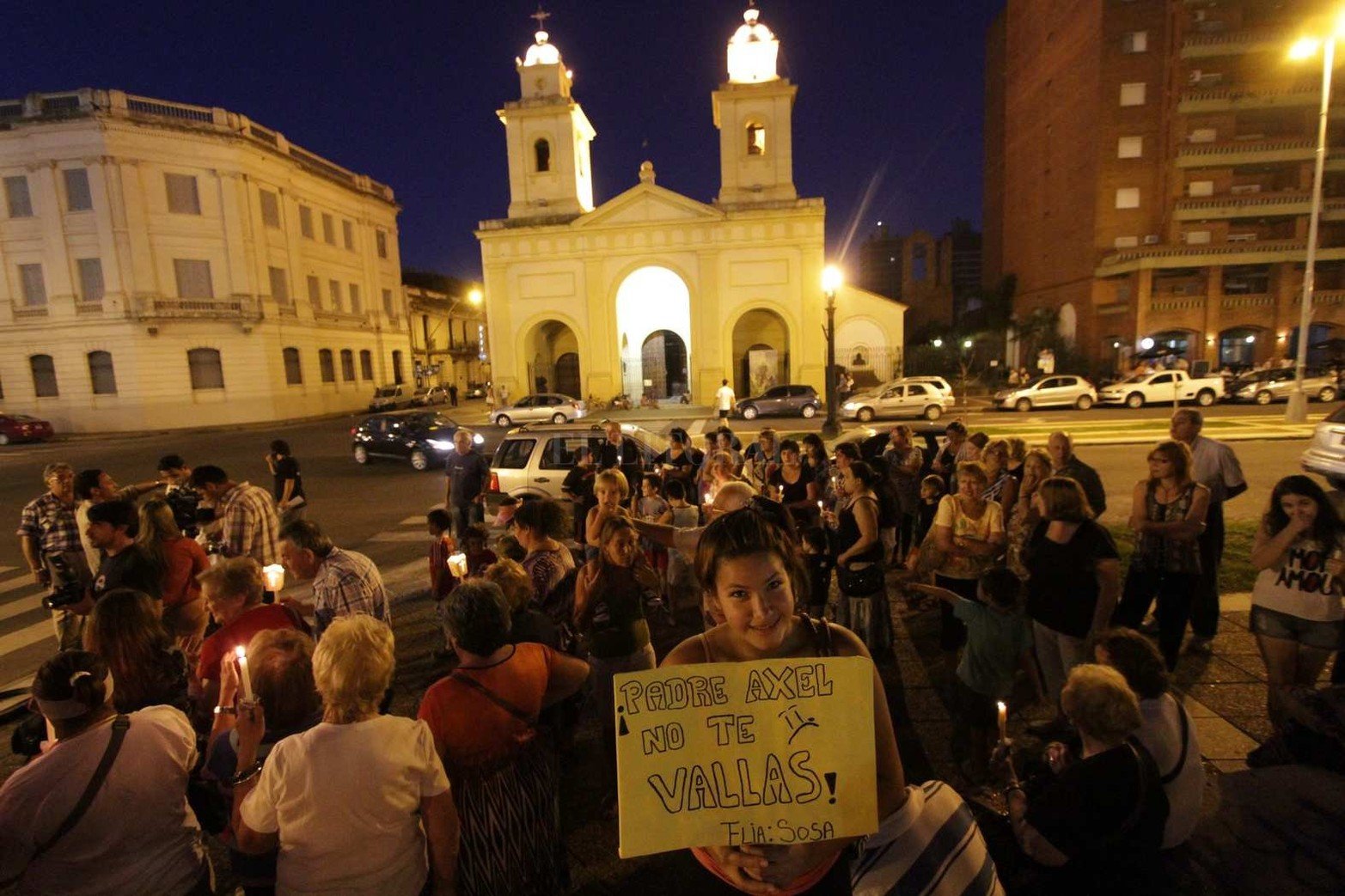 13 de febrero de 2015. Concentración frente a arzobispado para pedir que no sea trasladado a Esperanza el padre Axel..