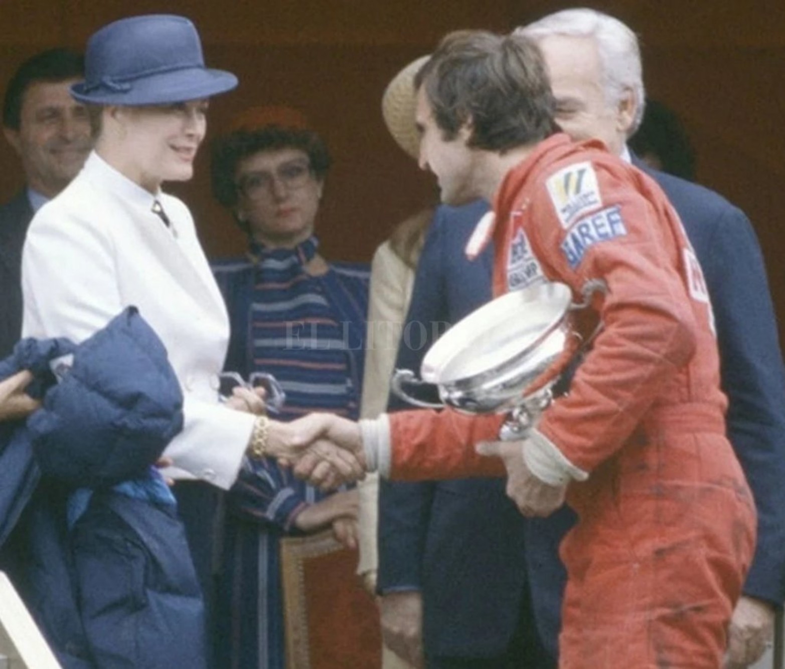 Carlos Reutemann en el podio recibe el saludo de Grace Kelly y el Príncipe Raniero luego de ganar el Gran Premio de Mónaco en 1980.