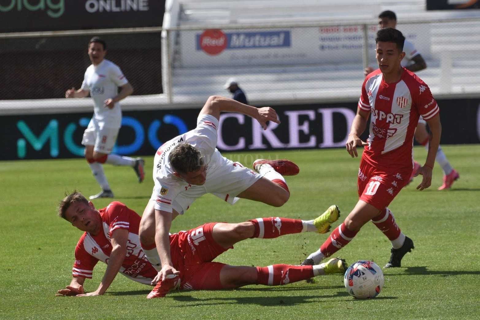 Por una nueva fecha del torneo local el equipo de Azconzábal cayó por 2 a 0 ante el Pincha. Los goles, ambos en el primer tiempo, fueron de Manuel Castro y Gustavo Del Prete.