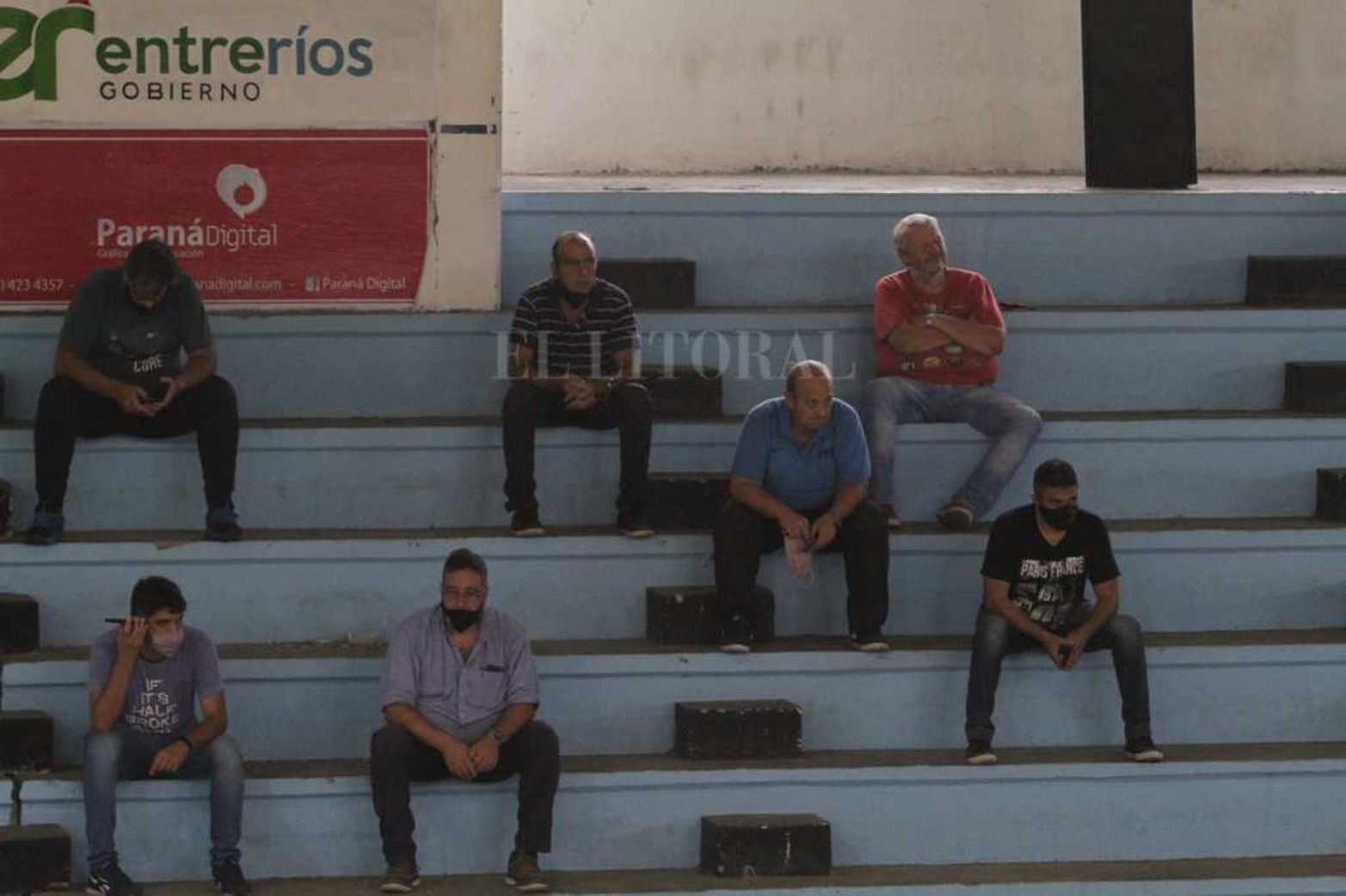 Dirigentes de Colón ayer en el estadio Luis Butta de Echagüe de Paraná.