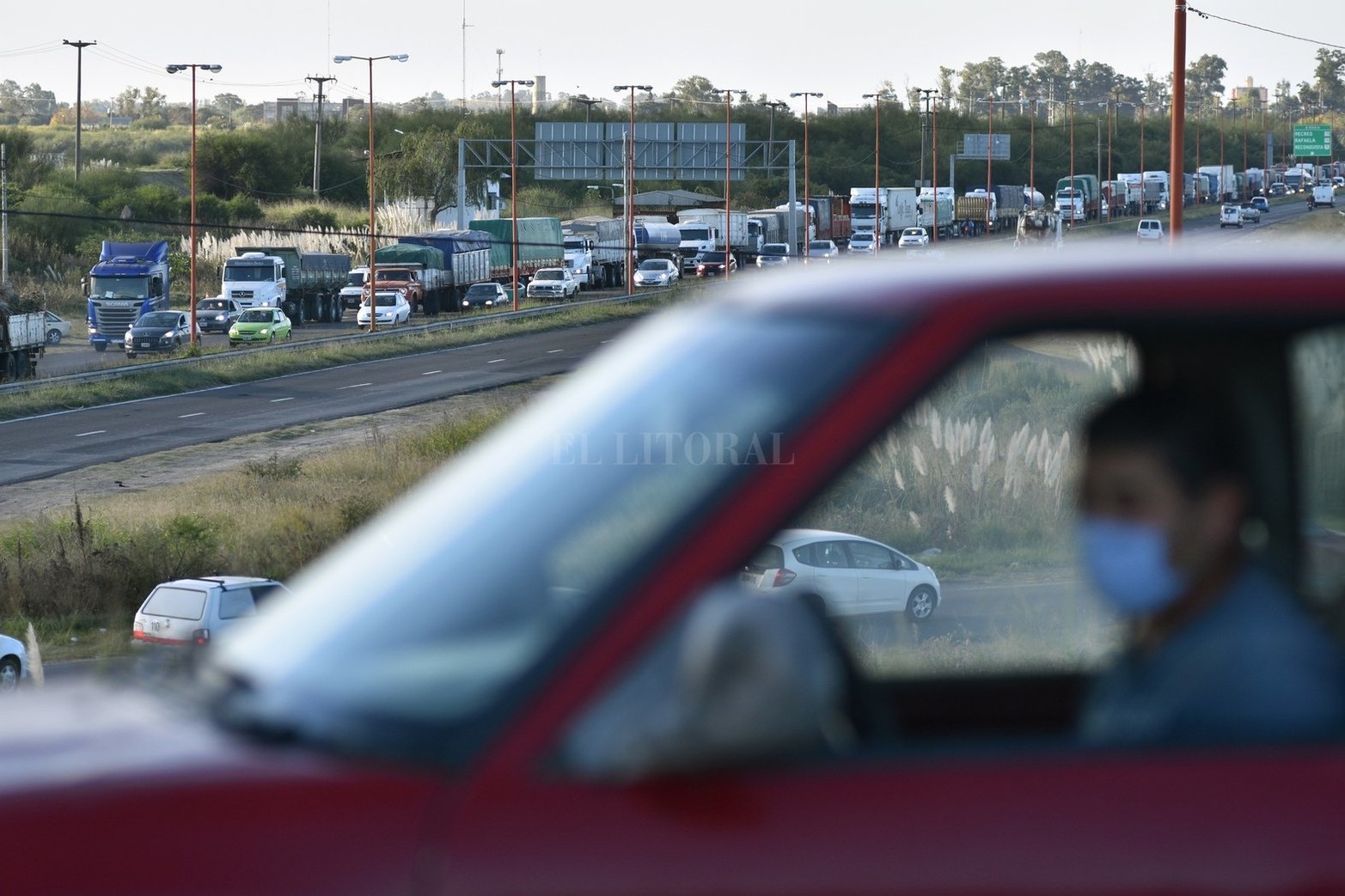 El corte de transportistas de empresas de turismo que comenzó este martes por la mañana en la autopista Santa Fe-Rosario no sólo continuaba, sino que además referentes del sector adelantaron a El Litoral que la medida se sostendrá en tanto y en cuanto no reciban respuestas del gobierno provincial.