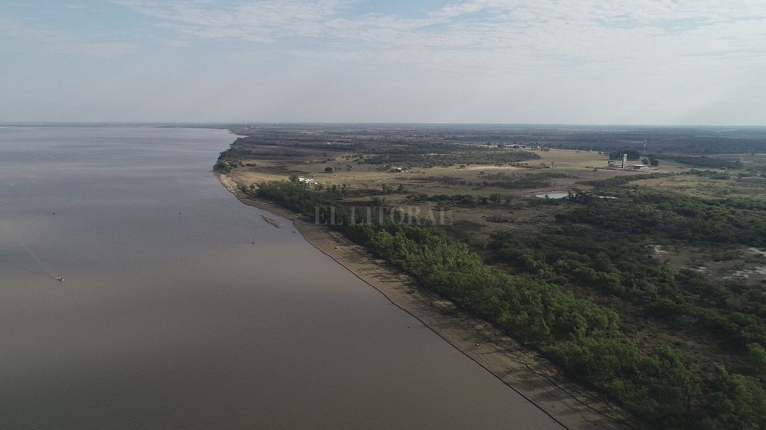 El poco caudal de agua que presenta el río por estas semanas dejó expuesto el sistema de protección de la conexión subfluvial entre Santa Fe y Entre Ríos. 