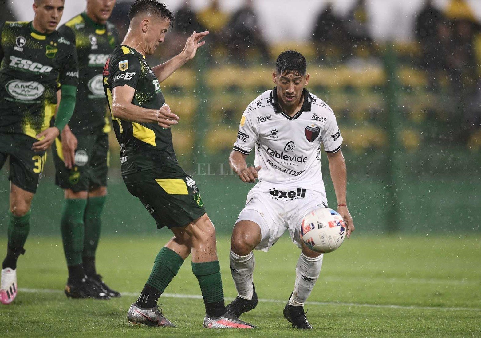 En Buenos Aires, Colón casi le saca el invicto a Defensa y Justicia. Empataron 1 a 1. El partido se jugó bajo la lluvia.