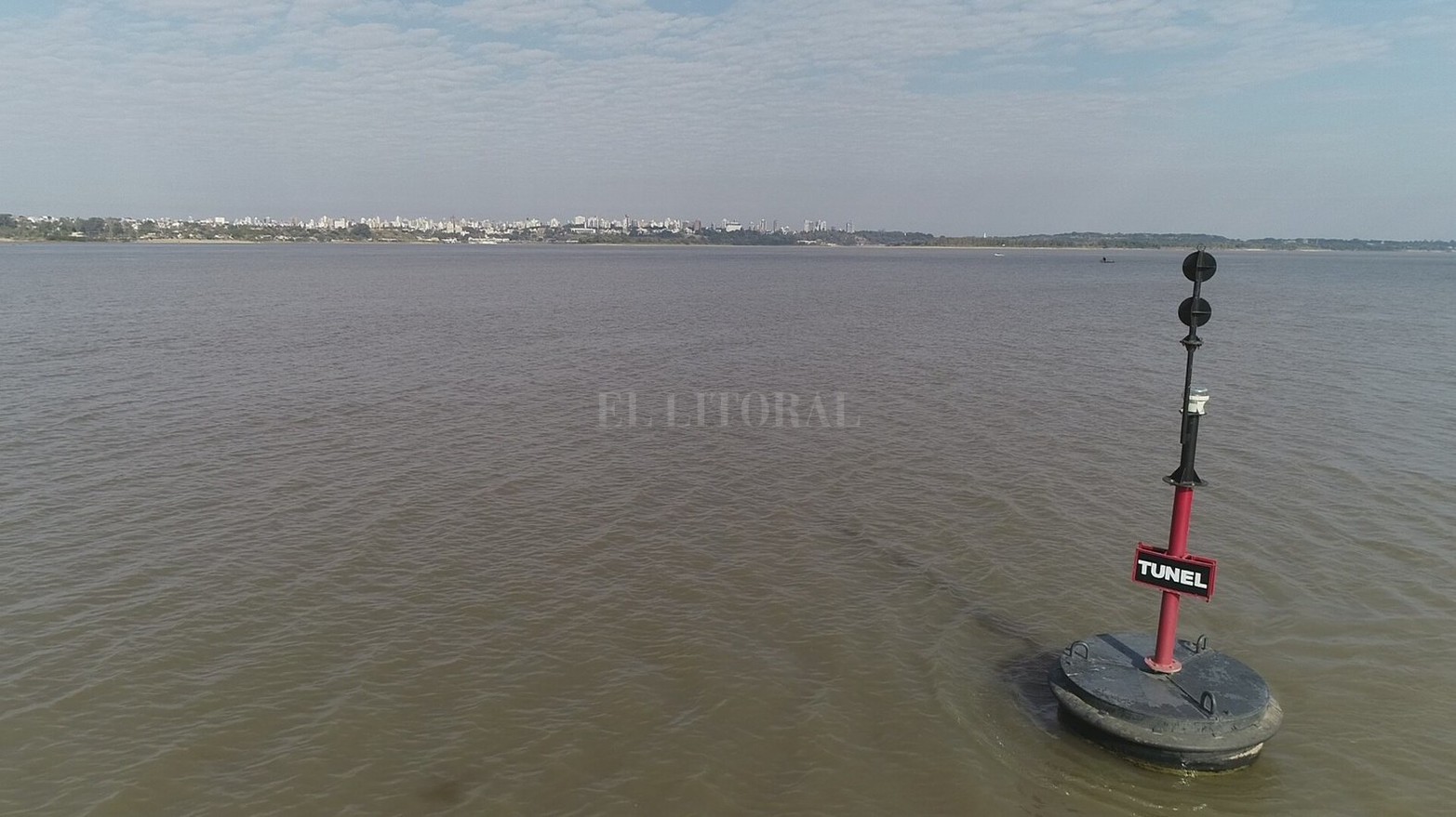 El poco caudal de agua que presenta el río por estas semanas dejó expuesto el sistema de protección de la conexión subfluvial entre Santa Fe y Entre Ríos. 