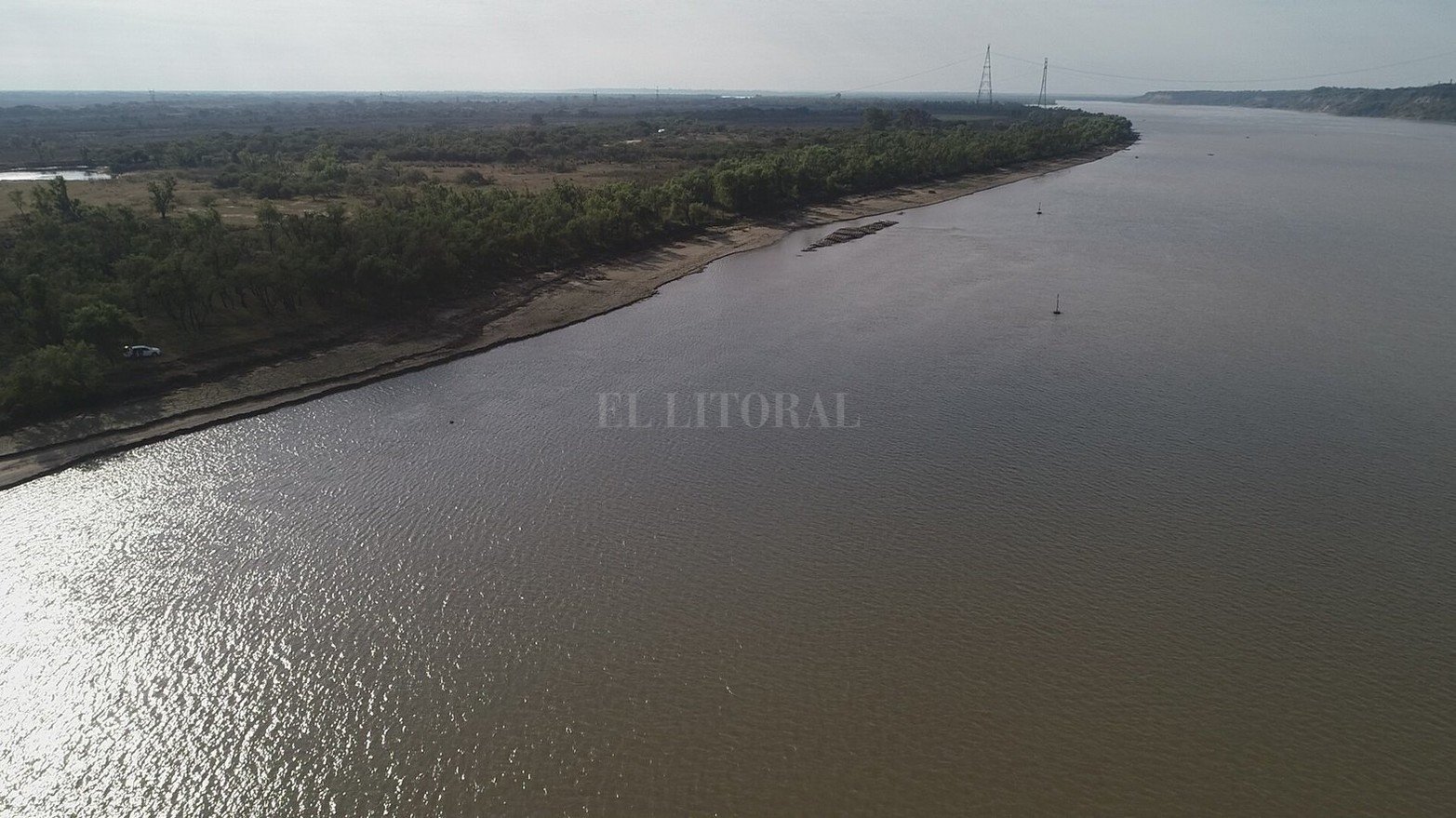 El poco caudal de agua que presenta el río por estas semanas dejó expuesto el sistema de protección de la conexión subfluvial entre Santa Fe y Entre Ríos. 