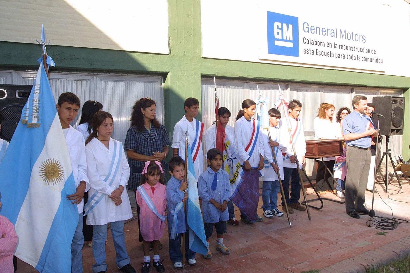 29 de abril de 2004. En la re inauguración del edificio, a un año de la inundación. en la escuela Borruat.