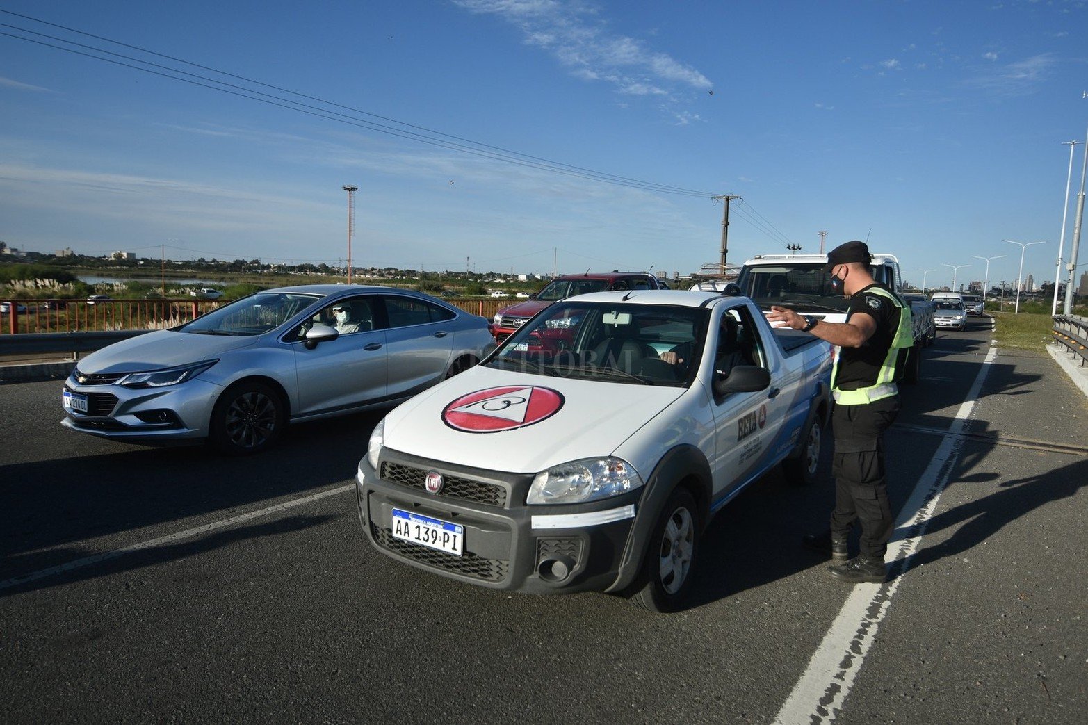 El corte de transportistas de empresas de turismo que comenzó este martes por la mañana en la autopista Santa Fe-Rosario no sólo continuaba, sino que además referentes del sector adelantaron a El Litoral que la medida se sostendrá en tanto y en cuanto no reciban respuestas del gobierno provincial.