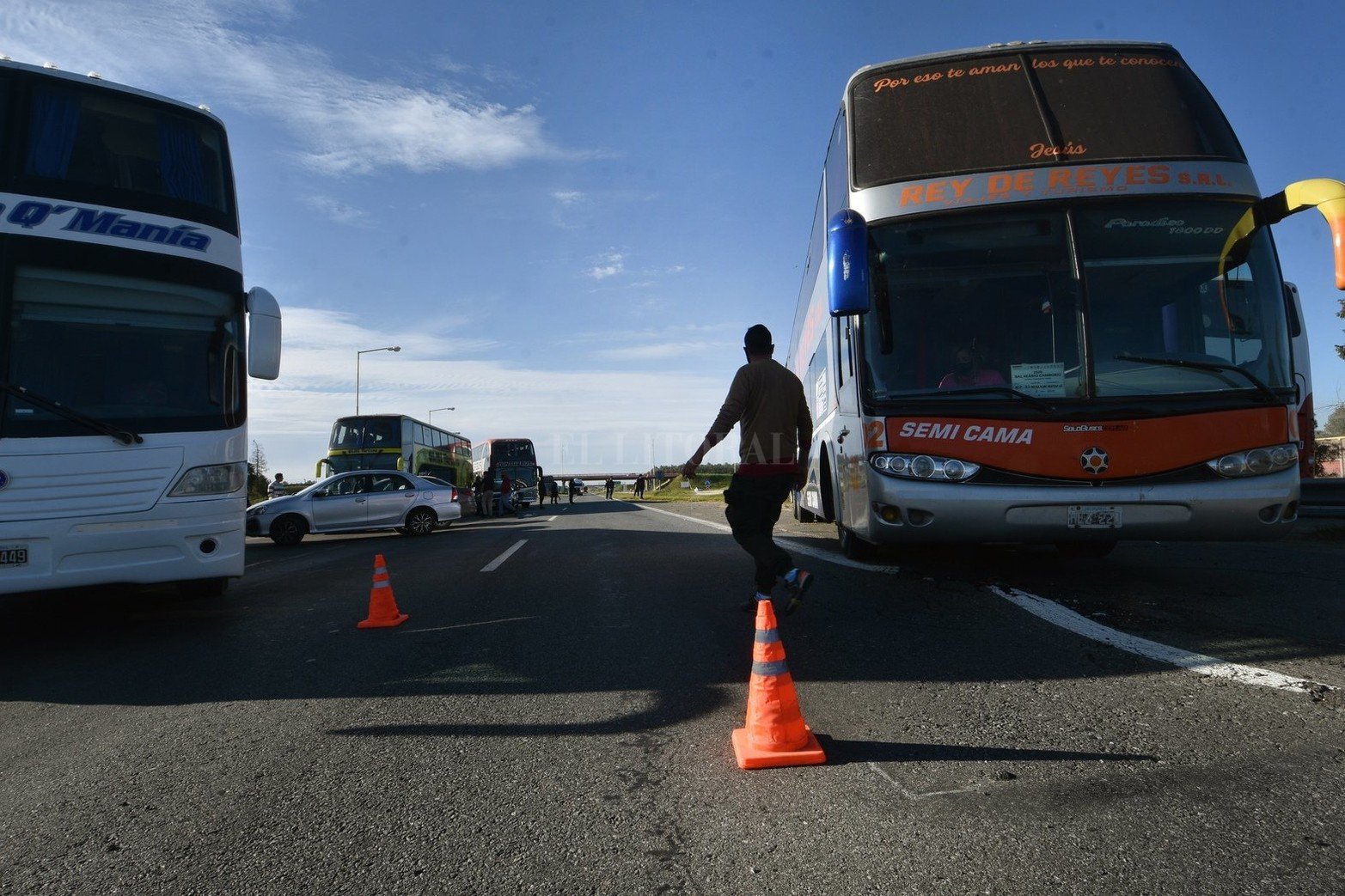 El corte de transportistas de empresas de turismo que comenzó este martes por la mañana en la autopista Santa Fe-Rosario no sólo continuaba, sino que además referentes del sector adelantaron a El Litoral que la medida se sostendrá en tanto y en cuanto no reciban respuestas del gobierno provincial.