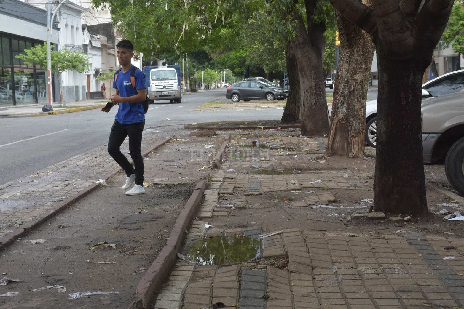 Durante la gestión municipal anterior (de José Corral), bulevar Gálvez y Pellegrini fue restaurado por etapas. Primero se restauró una cuadra "modelo", tras el gran socavón que se había formado entre las calles Urquiza y Francia. Luego vino el turno de la cuadra frente al edificio de la Universidad Nacional del Litoral, entre San Jerónimo y 9 de Julio. Y más tarde fue remodelado el resto. Pero llamativamente alguien "se olvidó" de cuatro cuadras.