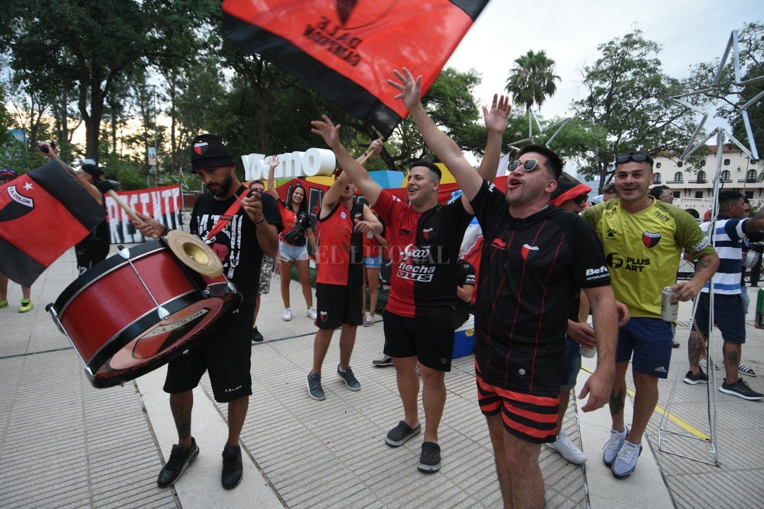 Los hinchas de Colón que se encuentran en Santiago del Estero se congregaron en la previa al duelo de este sábado ante River Plate por el Trofeo de Campeones. 