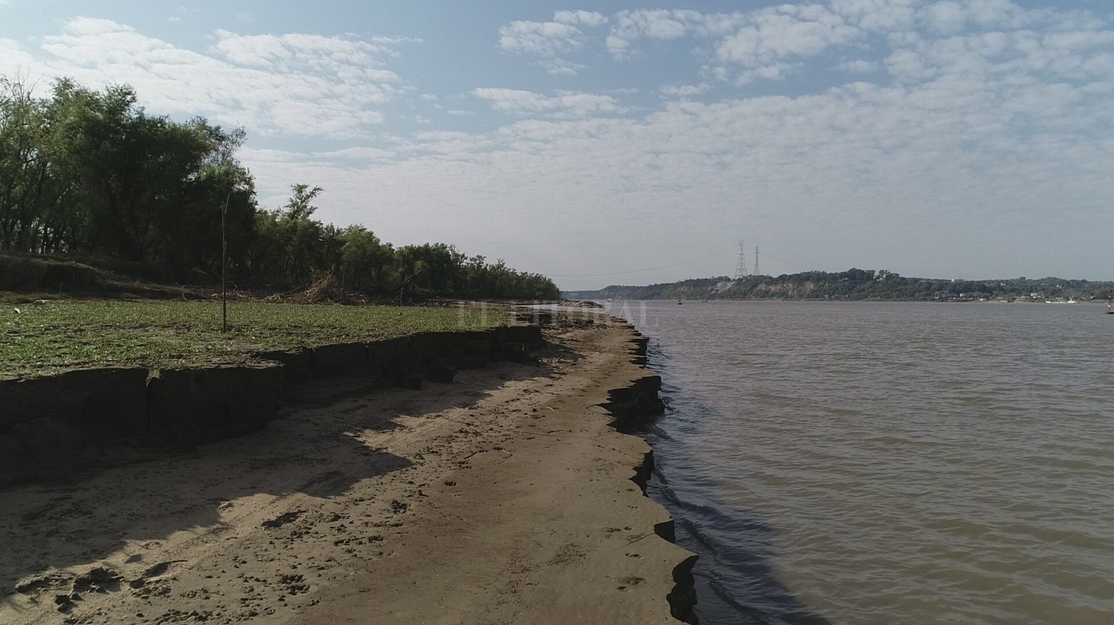 El poco caudal de agua que presenta el río por estas semanas dejó expuesto el sistema de protección de la conexión subfluvial entre Santa Fe y Entre Ríos. 