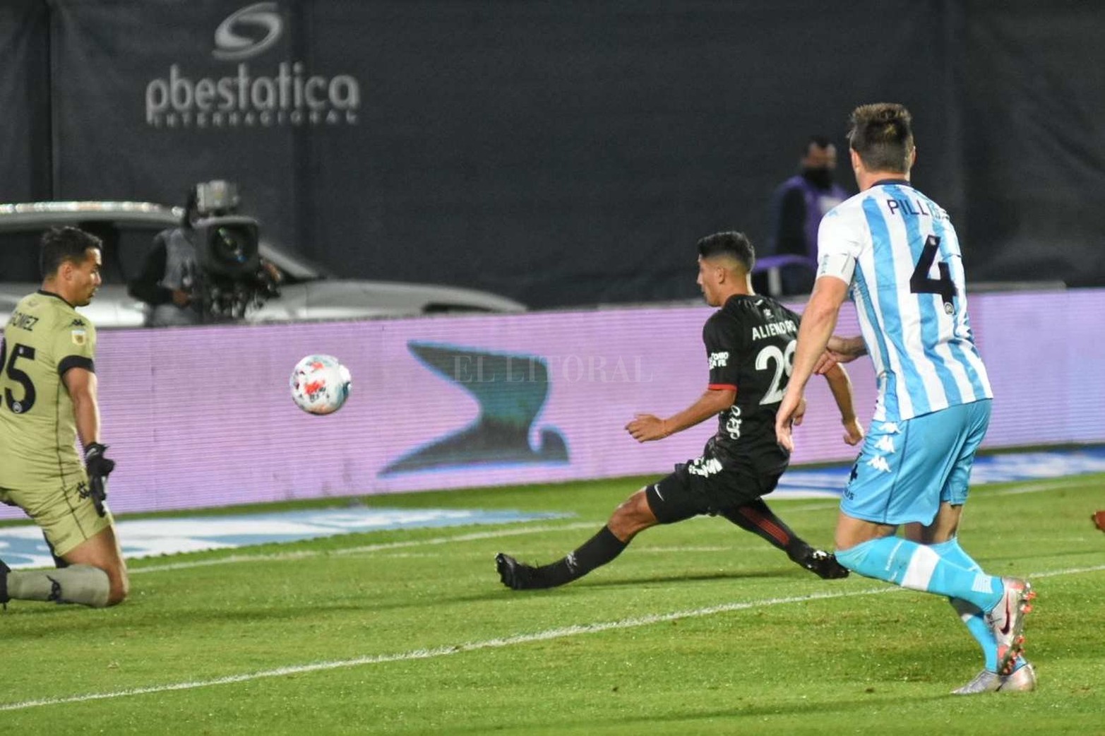El gol que abrió el partido. Rodrigo Aliendro ya conectó el centro de Facundo Mura y la pelota tiene destino de red.