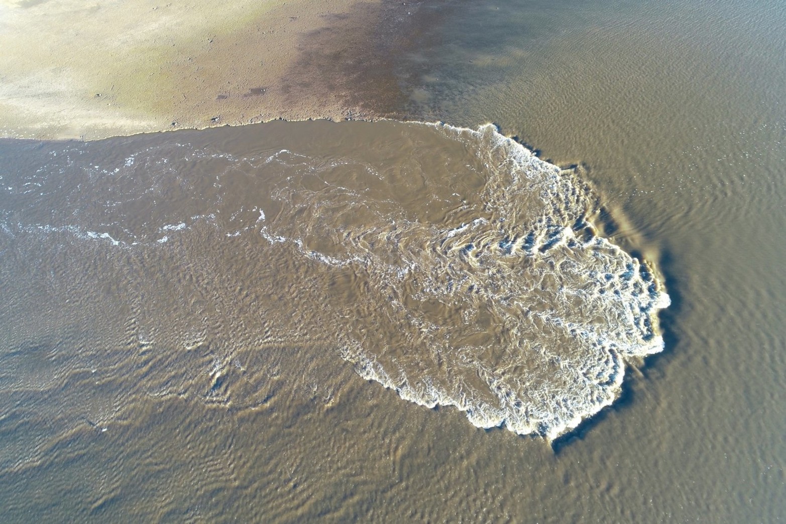 Debido a la bajante histórica del río Paraná se produjeron saltos de agua en los desniveles del suelo lagunar de la Setúbal.