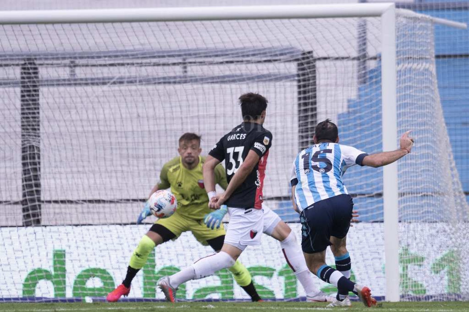 El primer gol de Racing, el del empate sobre el final del primer tiempo.