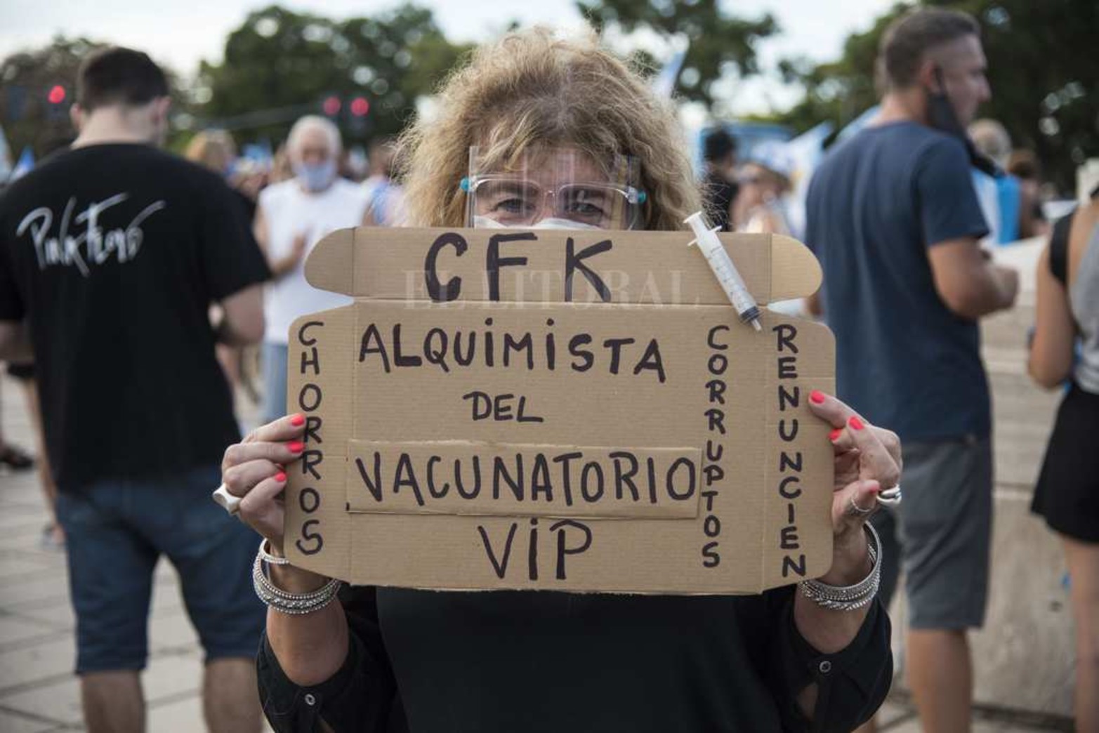 En Rosario, en el monumento a la bandera se realizó la concentración en repudio a metodología de vacunados vip.