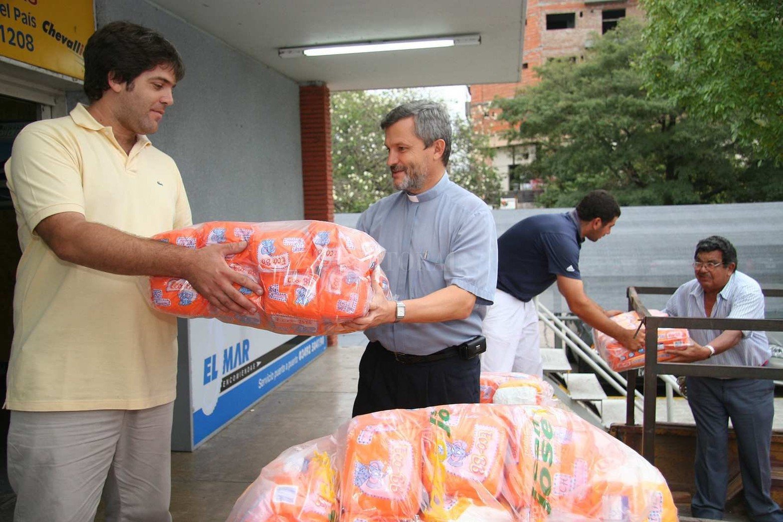 20 de abril de 2007. En la terminal de ómnibus recibiendo donaciones del golfista José Coceres.