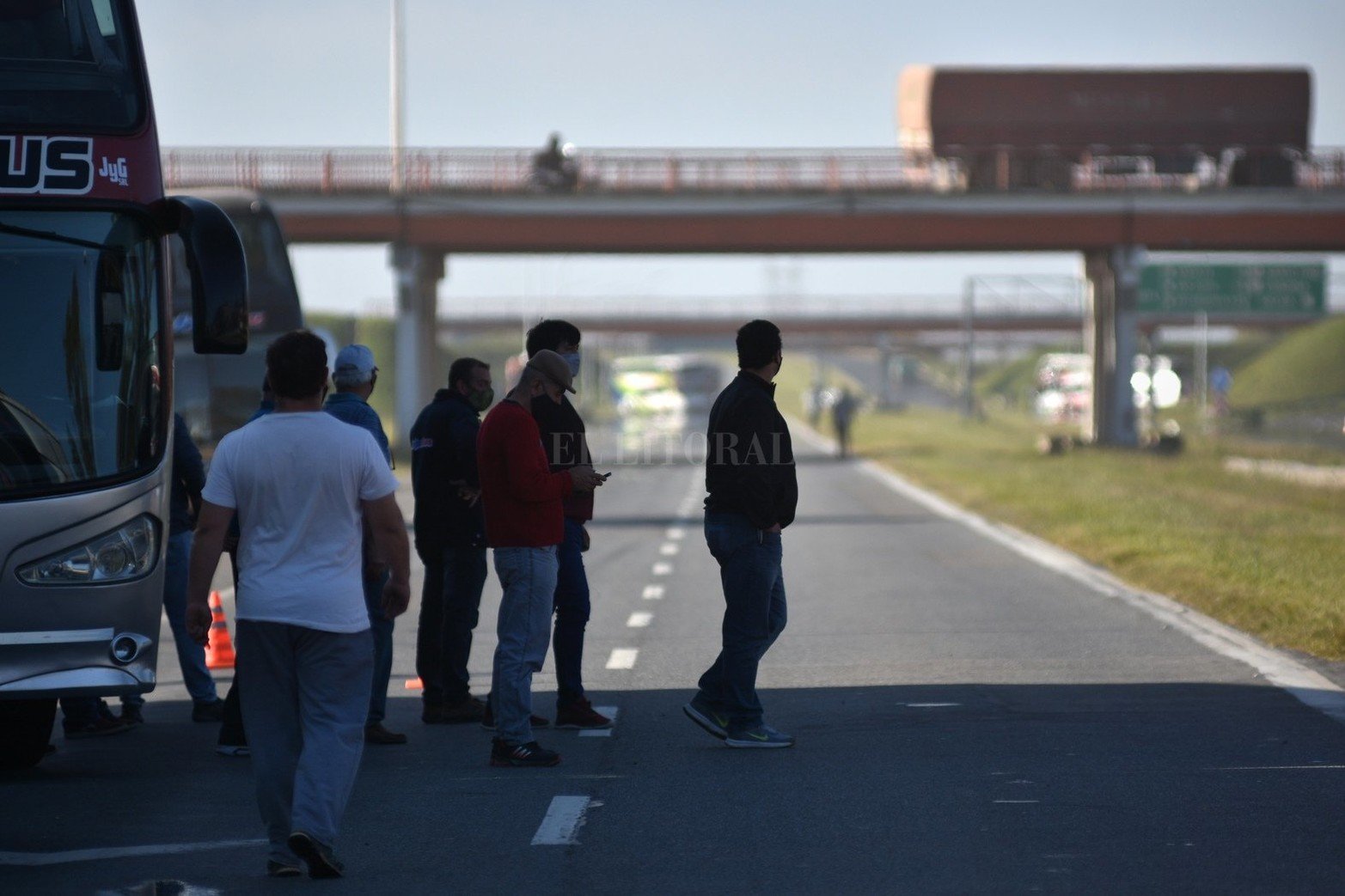 El corte de transportistas de empresas de turismo que comenzó este martes por la mañana en la autopista Santa Fe-Rosario no sólo continuaba, sino que además referentes del sector adelantaron a El Litoral que la medida se sostendrá en tanto y en cuanto no reciban respuestas del gobierno provincial.