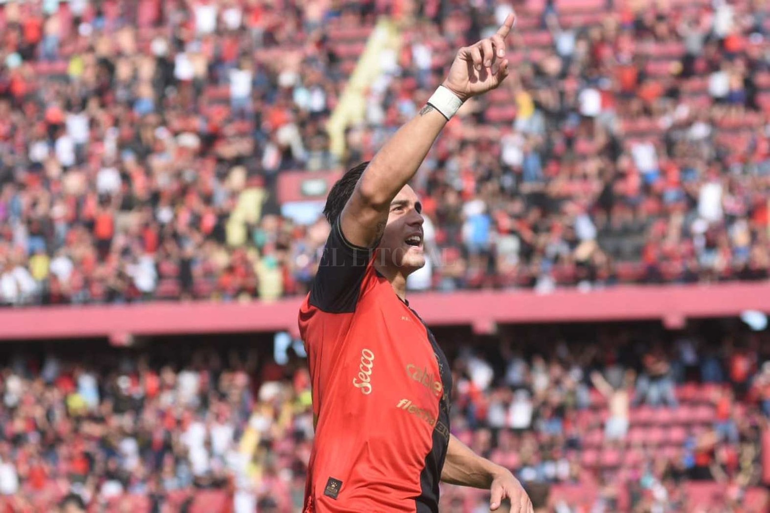 A la mamá. La dedicatoria de Alexis Castro a su madre que se encontraba en el estadio. Colón le ganó 1 a 0 a Talleres y lleva siete partidos sin perder en su cancha.