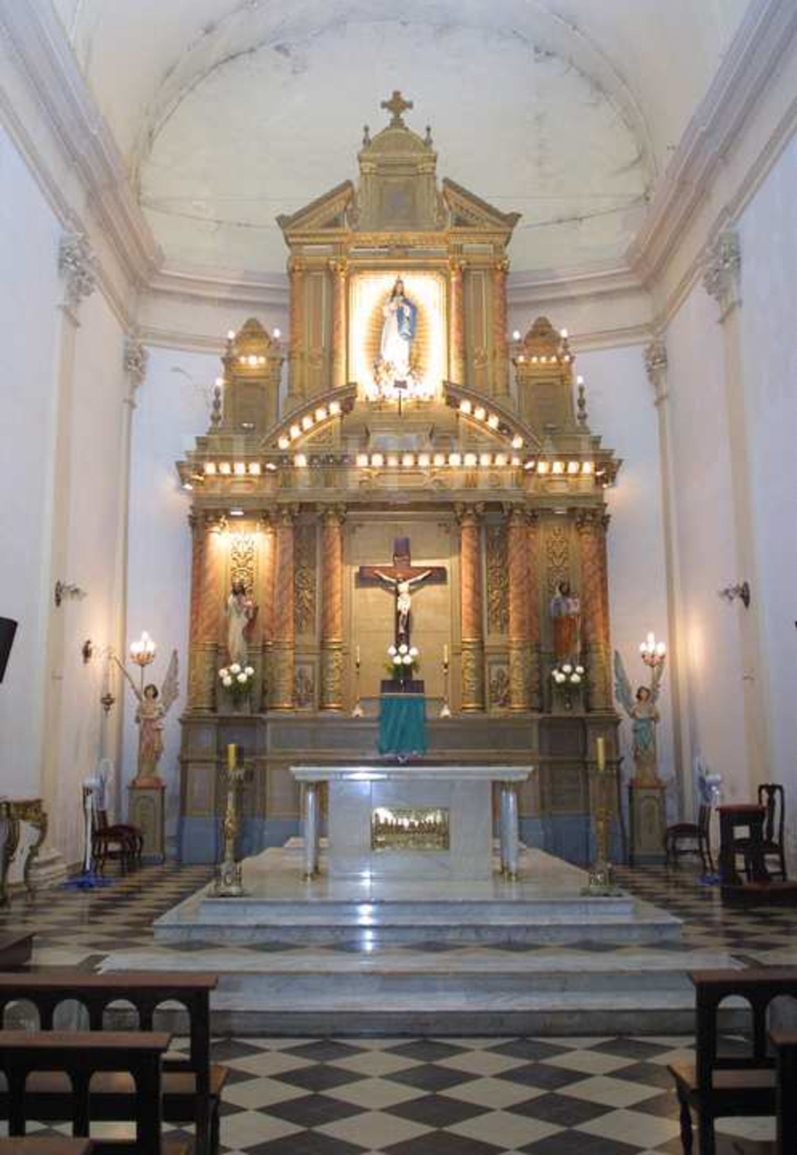 El sagrario y el altar de la iglesia  Inmaculada Concepción y Santo Tomás de Aquino.