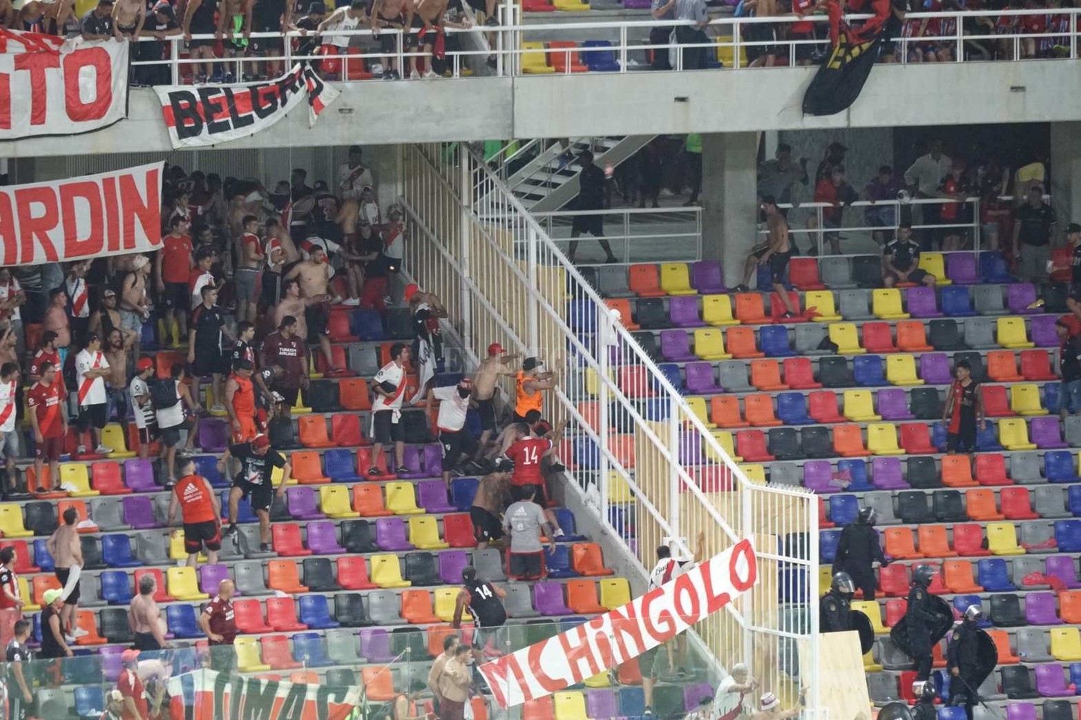 Los hinchas de Colón en el estadio Madre de Ciudades de Santiago del Estero.