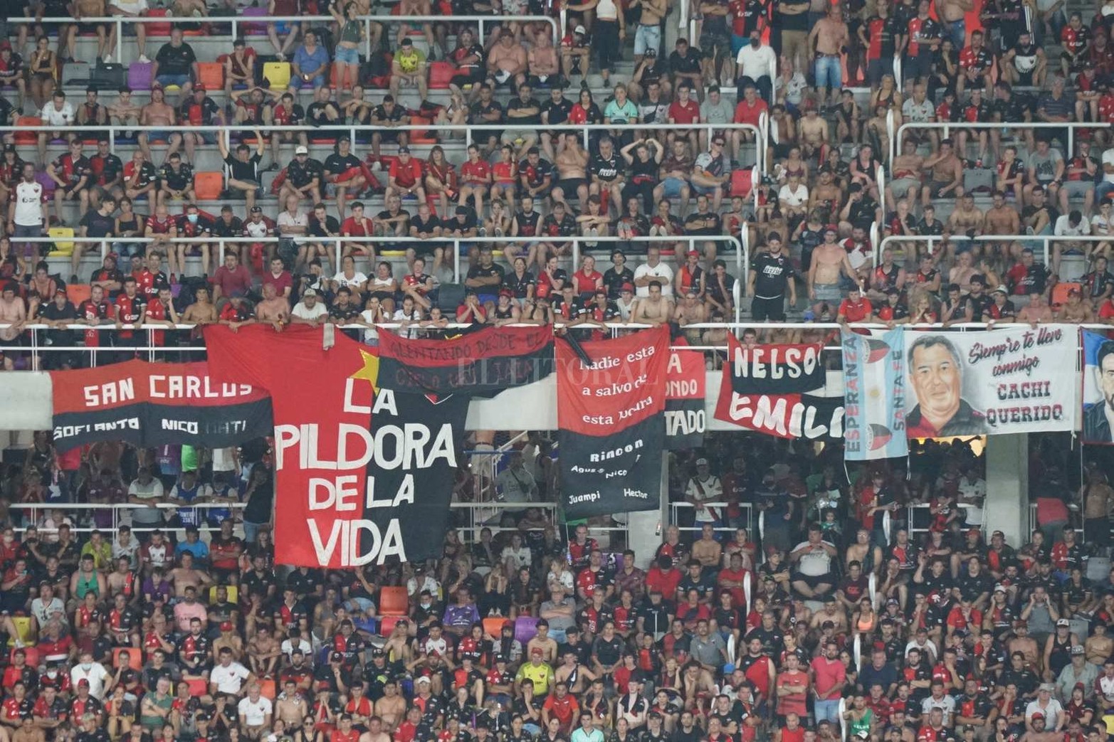 Los hinchas de Colón en el estadio Madre de Ciudades de Santiago del Estero.