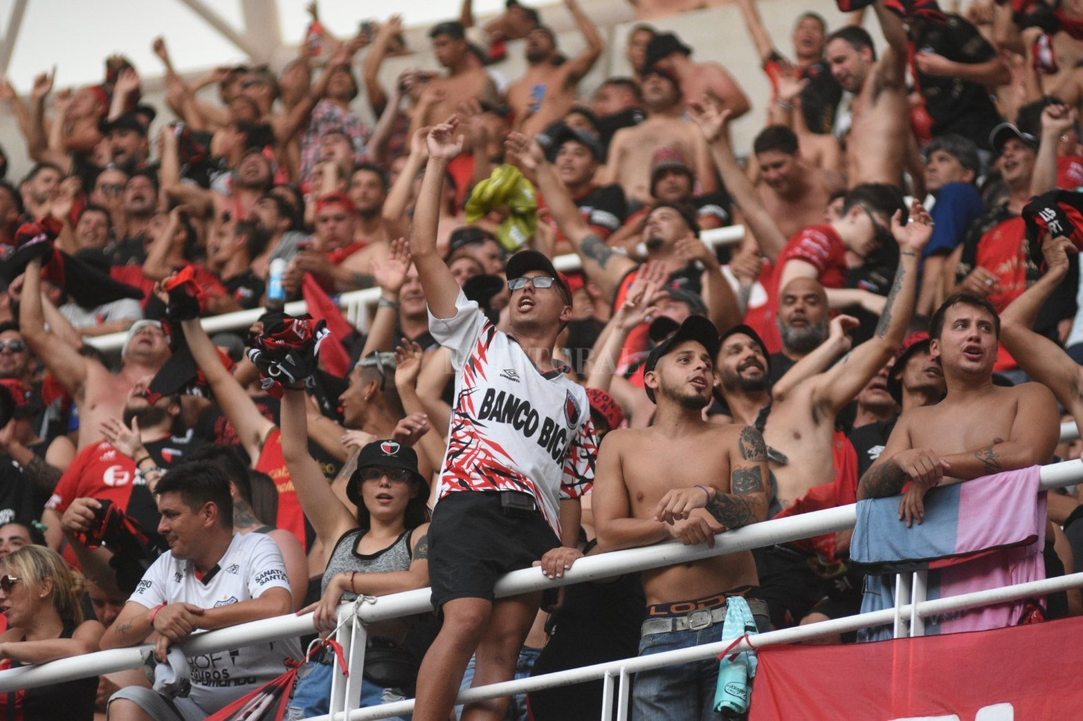 Los hinchas de Colón en el estadio Madre de Ciudades de Santiago del Estero.