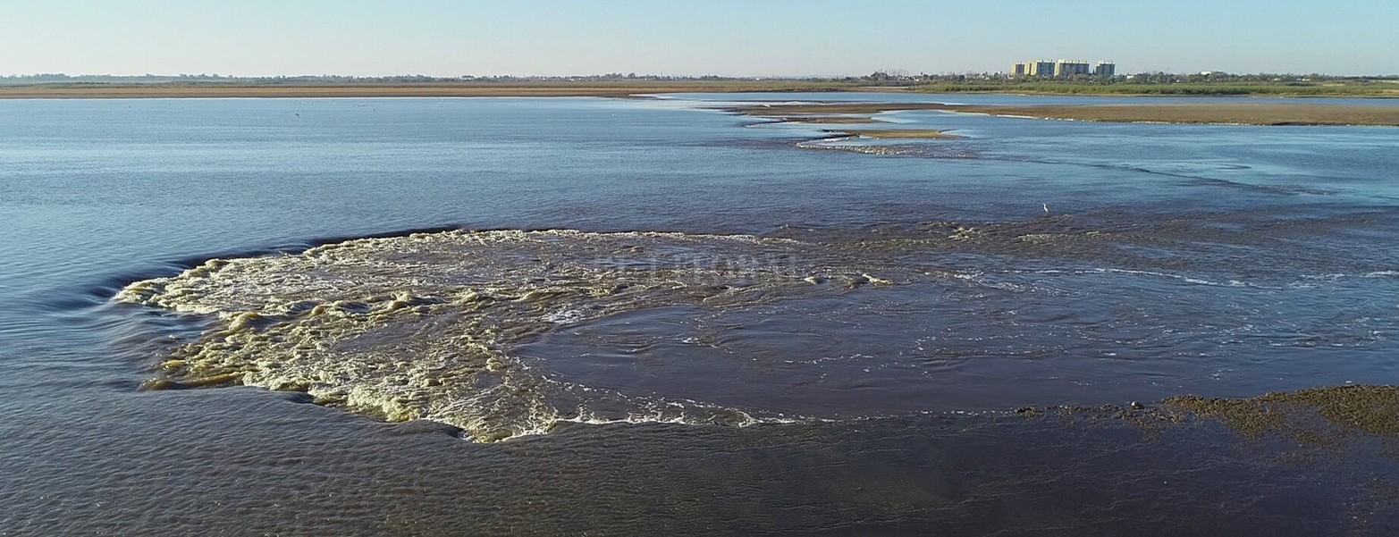 Debido a la bajante histórica del río Paraná se produjeron saltos de agua en los desniveles del suelo lagunar de la Setúbal.