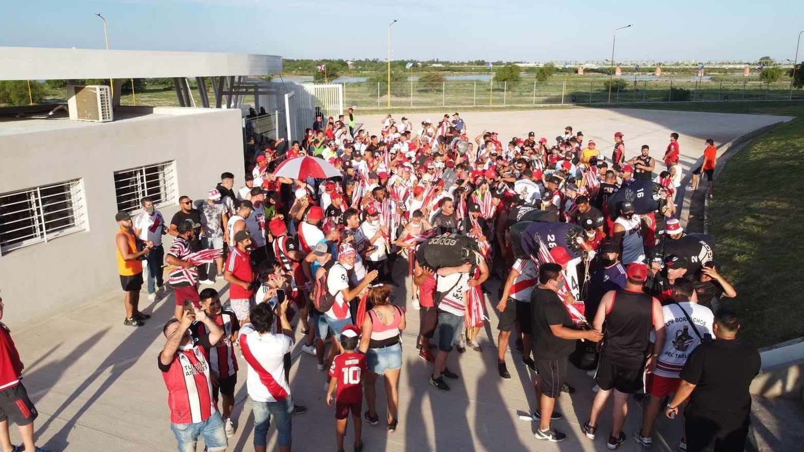 Los hinchas de Colón hacen historia viviendo otra final. Esta vez por el Trofeo de Campeón en Santiago del Estero.