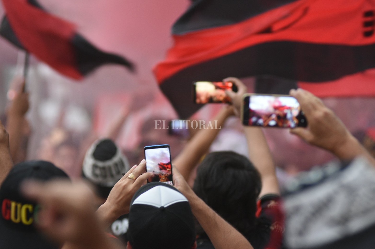 Los hinchas de Colón que se encuentran en Santiago del Estero se congregaron en la previa al duelo de este sábado ante River Plate por el Trofeo de Campeones. 