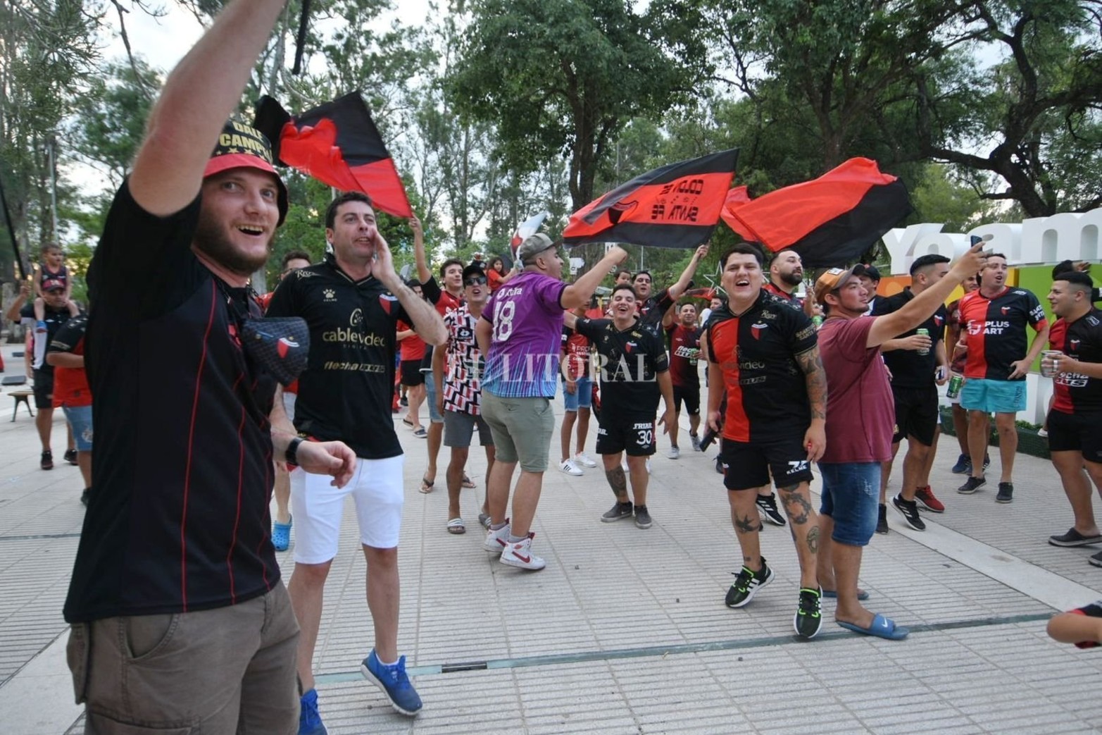 Los hinchas de Colón que se encuentran en Santiago del Estero se congregaron en la previa al duelo de este sábado ante River Plate por el Trofeo de Campeones. 